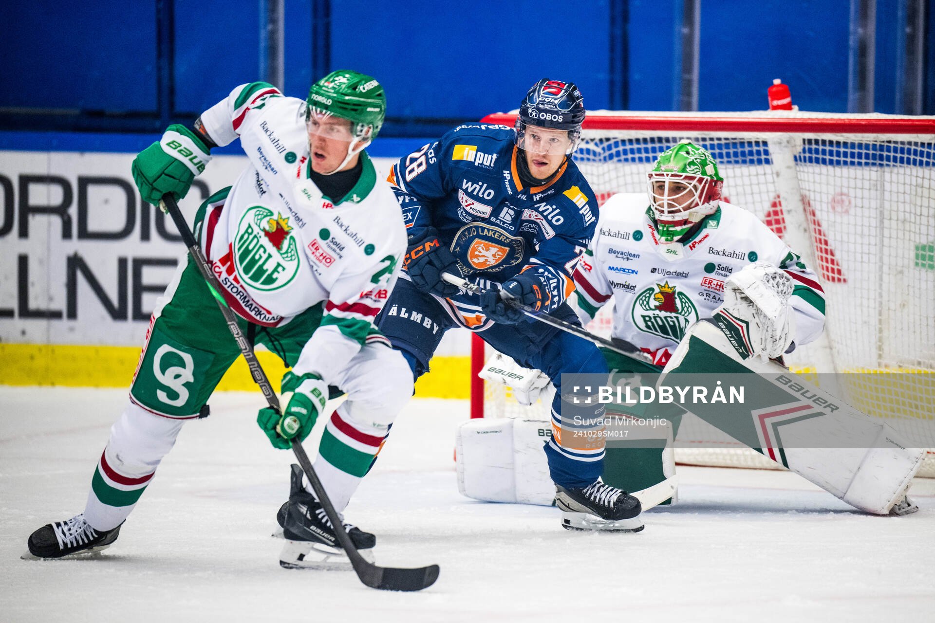 Växjös Hugo Gustafsson oroar framför Rögles Mattias