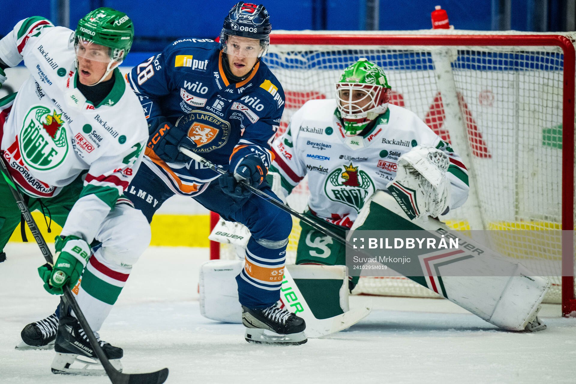 Växjös Hugo Gustafsson och Rögles målvakt Arvid Holm