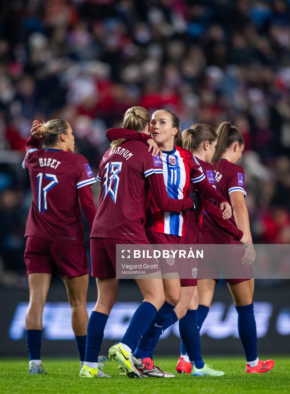 Frida Maanum of Norway celebrates with teammate Guro Reiten