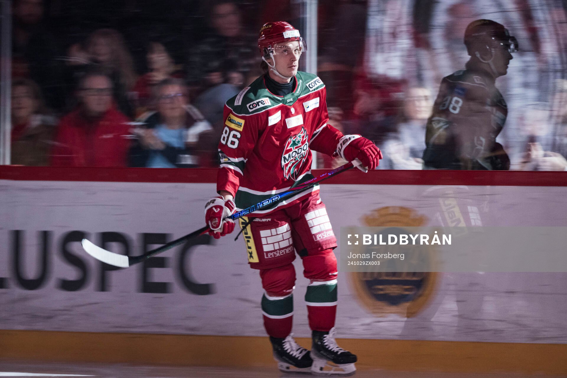 Modos Lukas Jasek innan ishockeymatchen i SHL mellan Modo