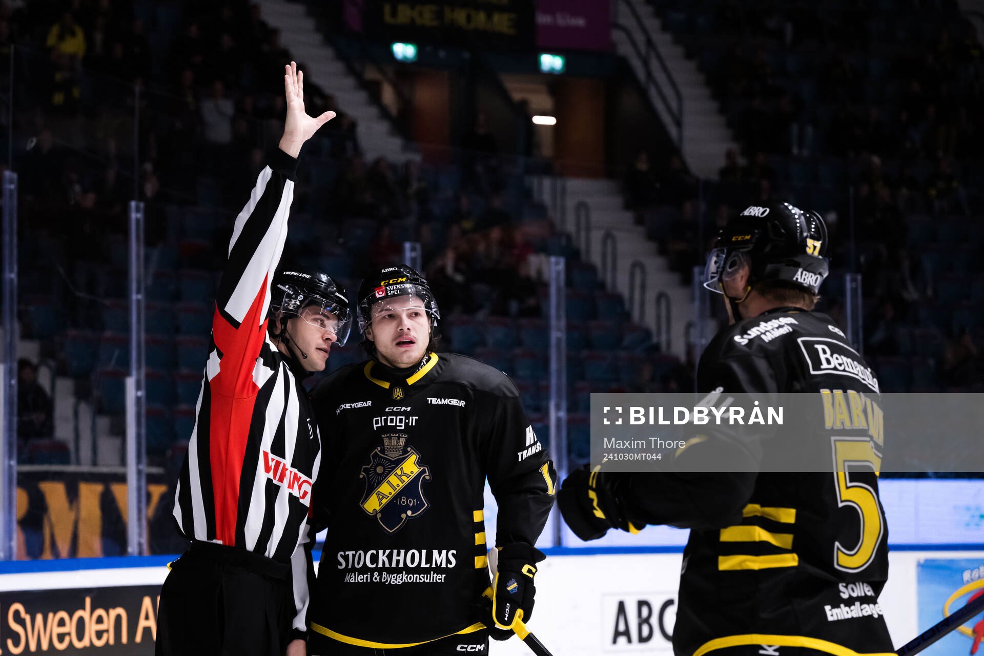 AIKs Scott Pooley och domare Joakim Nordberg