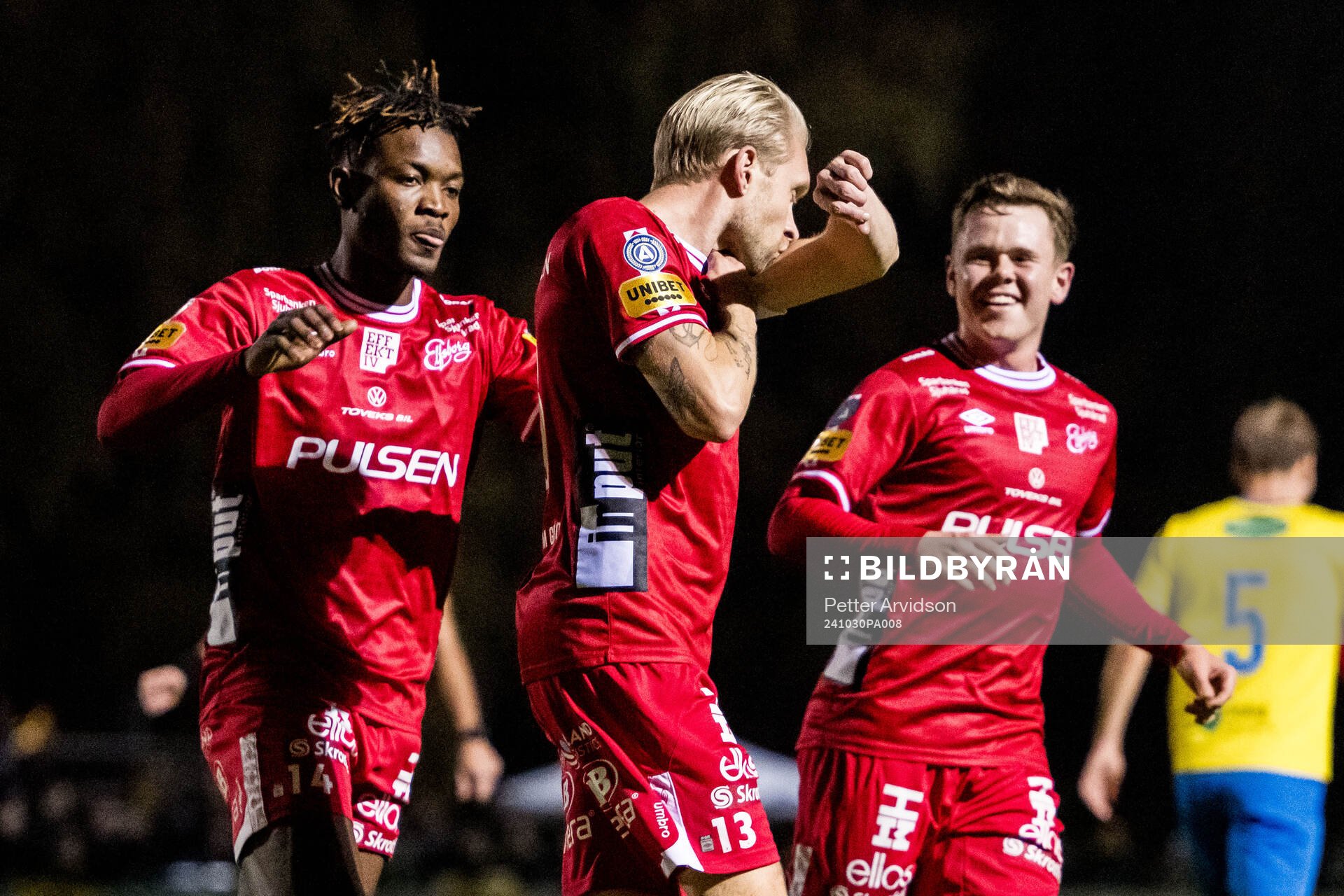 Elfsborgs Johan Larsson jublar med Jalal Abdullai och Eggert Aron Gudmundsson efter 0-1 under fotbollsmatchen i Svenska Cupen mellan Eskilsminne och Elfsborg den 30 oktober 2024 i Helsingborg.
