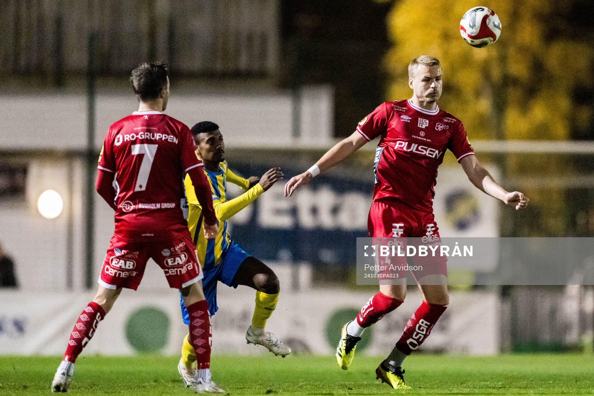 Eskilsminne IFs Josef Getachew och Elfsborgs Gustav Henriksson under fotbollsmatchen i Svenska Cupen mellan Eskilsminne och Elfsborg den 30 oktober 2024 i Helsingborg.