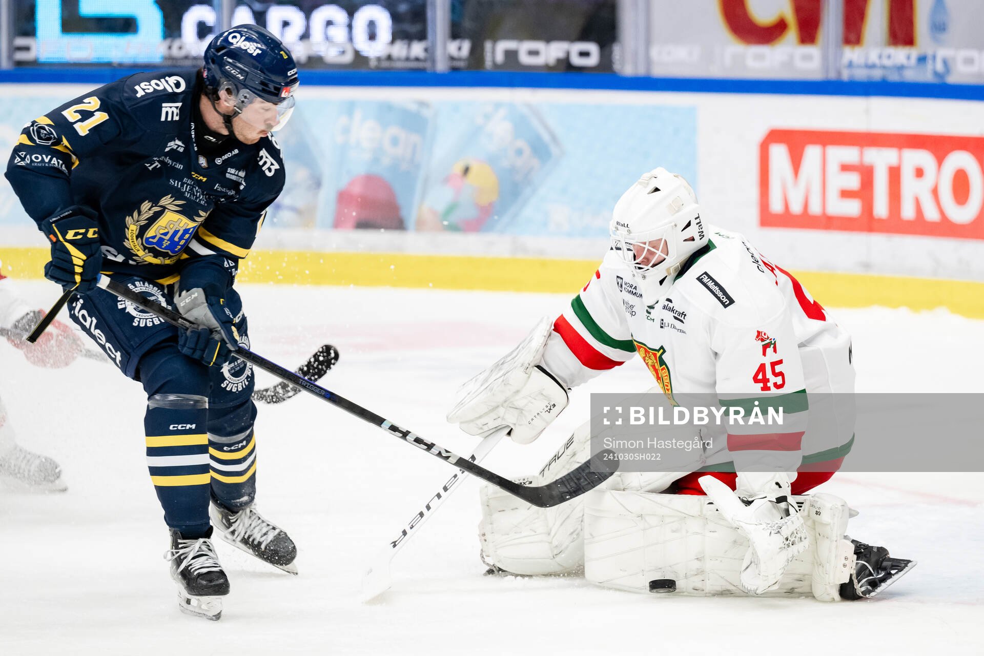 Södertäljes Nolan Stevens och Moras målvakt Jani Lampinen