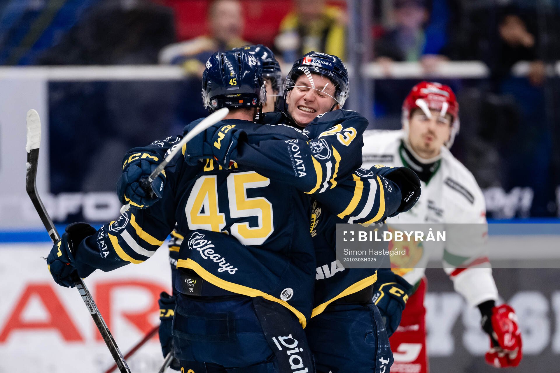 Södertäljes Sebastian Dyk och Egor Polin jublar
