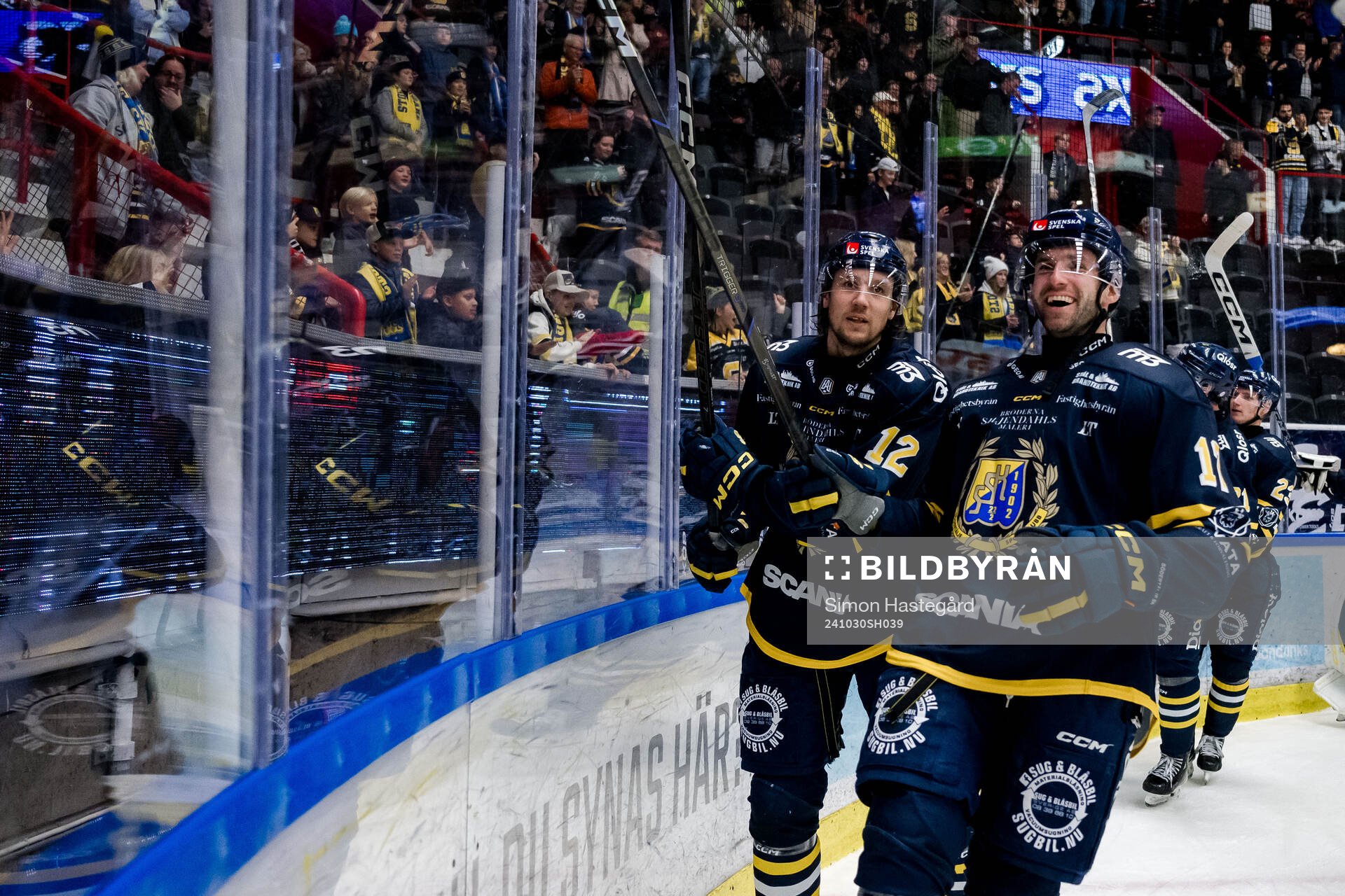 Södertäljes Viktor Liljegren och Amil Krupic jublar