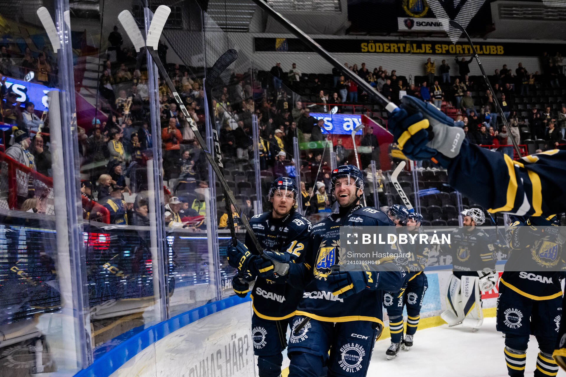 Södertäljes Viktor Liljegren och Amil Krupic jublar