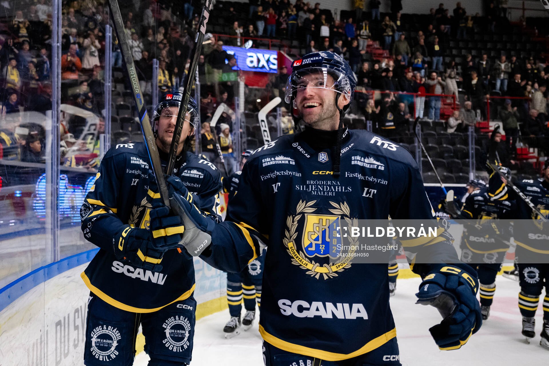 Södertäljes Viktor Liljegren och Amil Krupic jublar