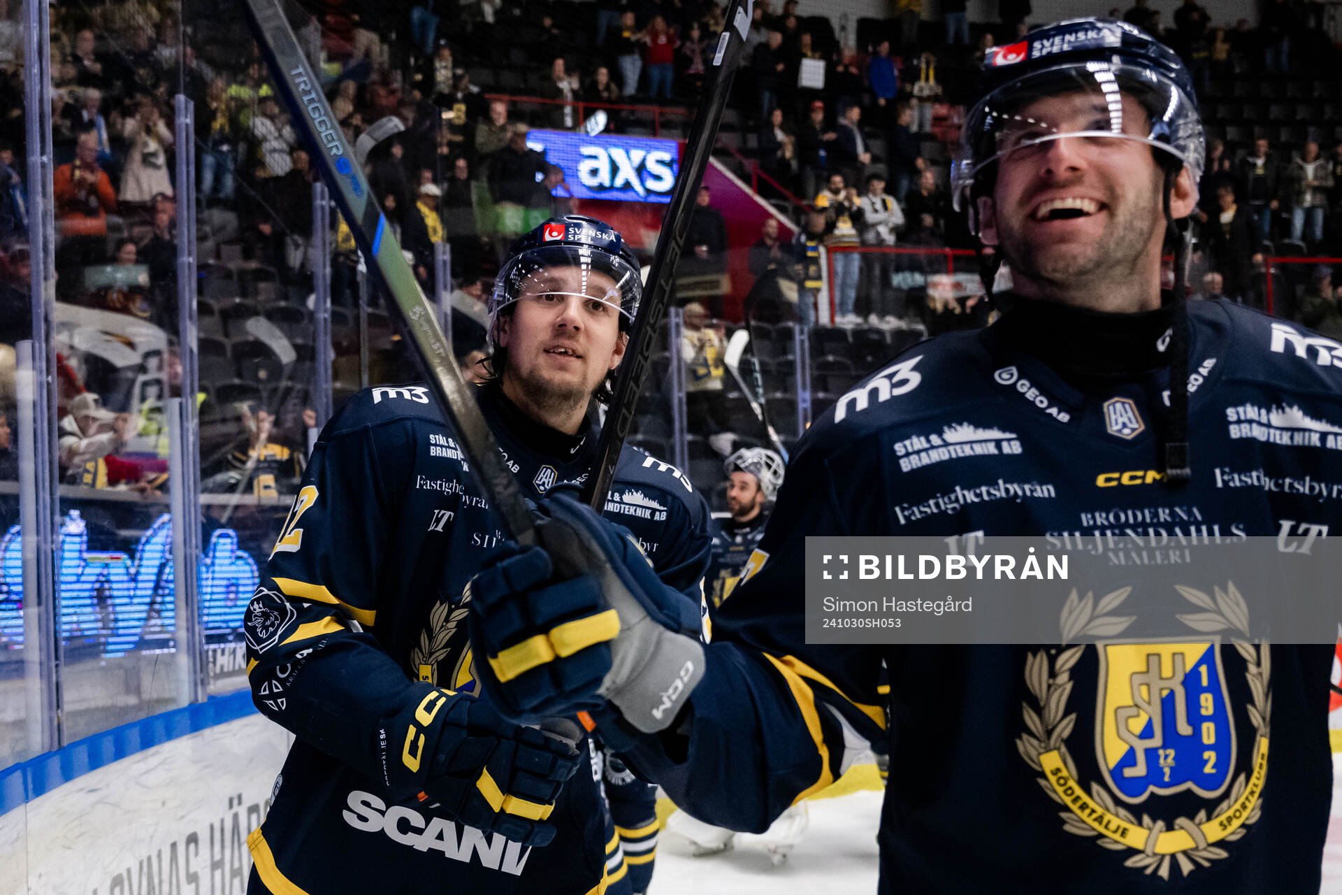 Södertäljes Viktor Liljegren och Amil Krupic jublar