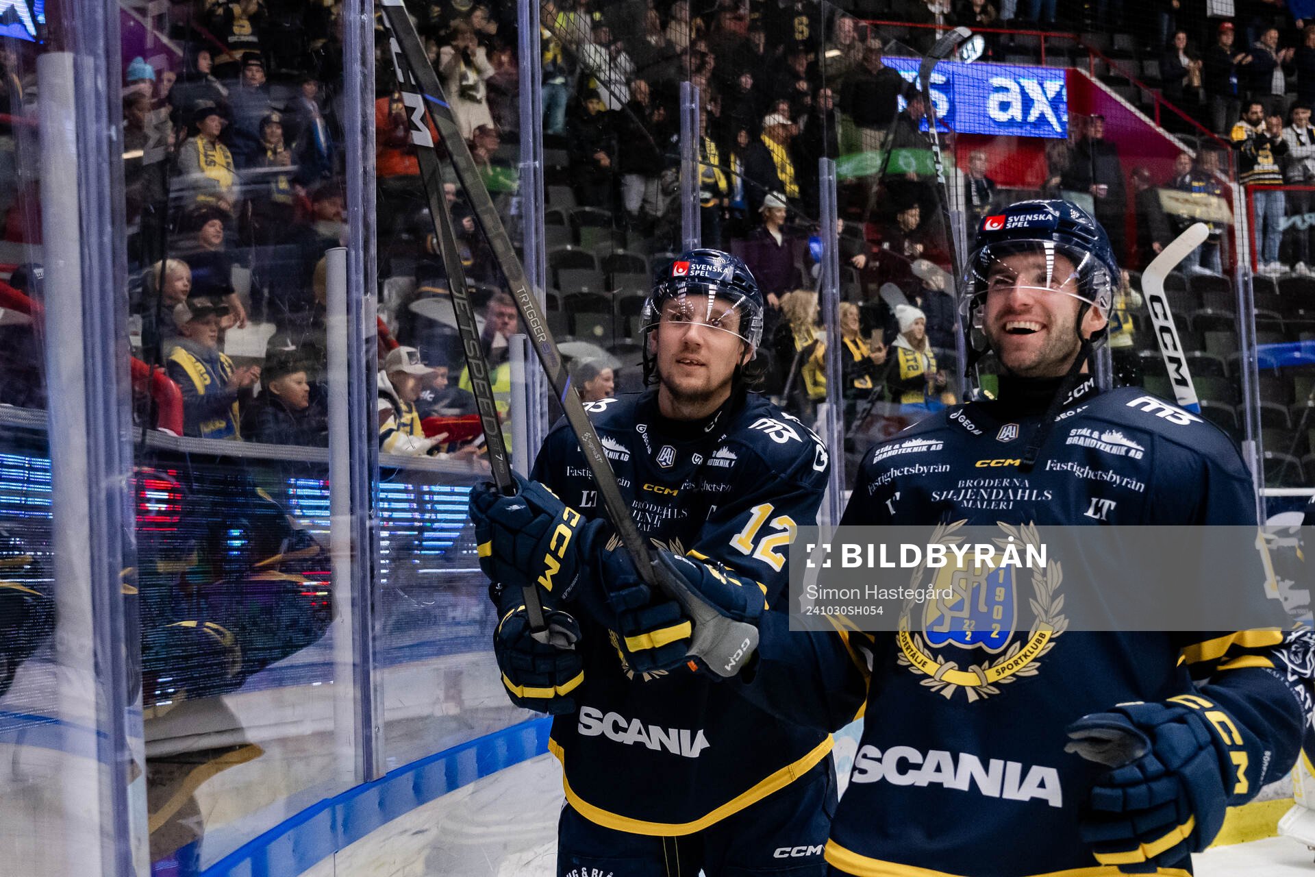 Södertäljes Viktor Liljegren och Amil Krupic jublar