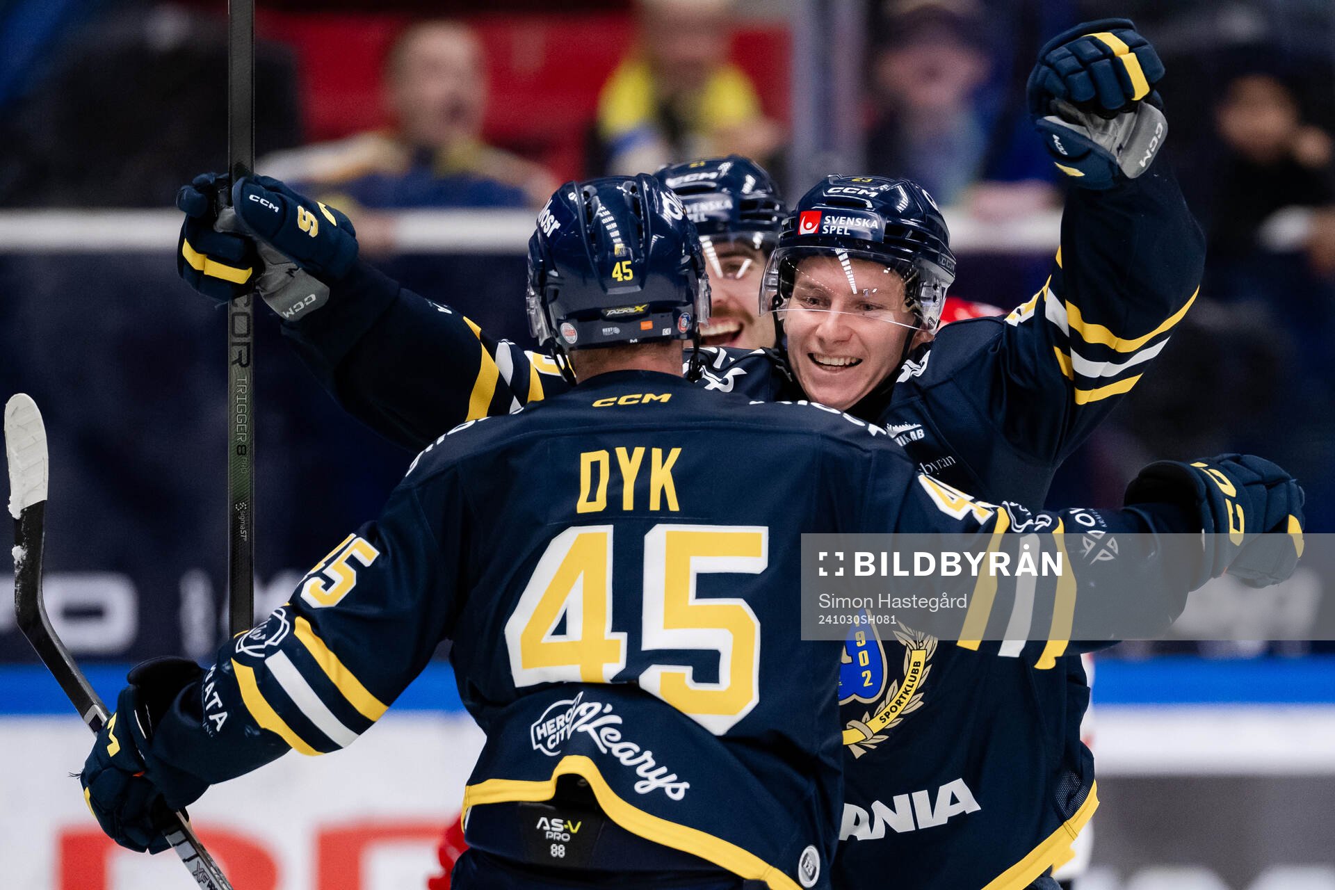 Södertäljes Sebastian Dyk och Egor Polin jublar
