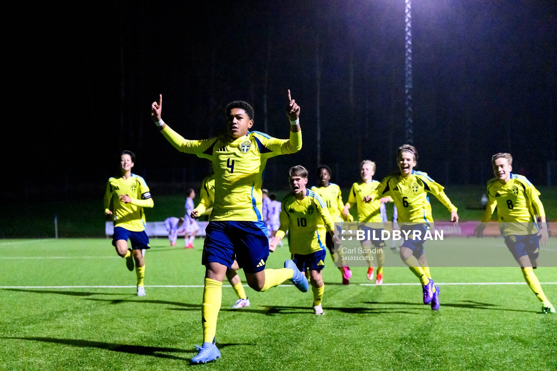 Elliot Mahama Appring of Sweden celebrates