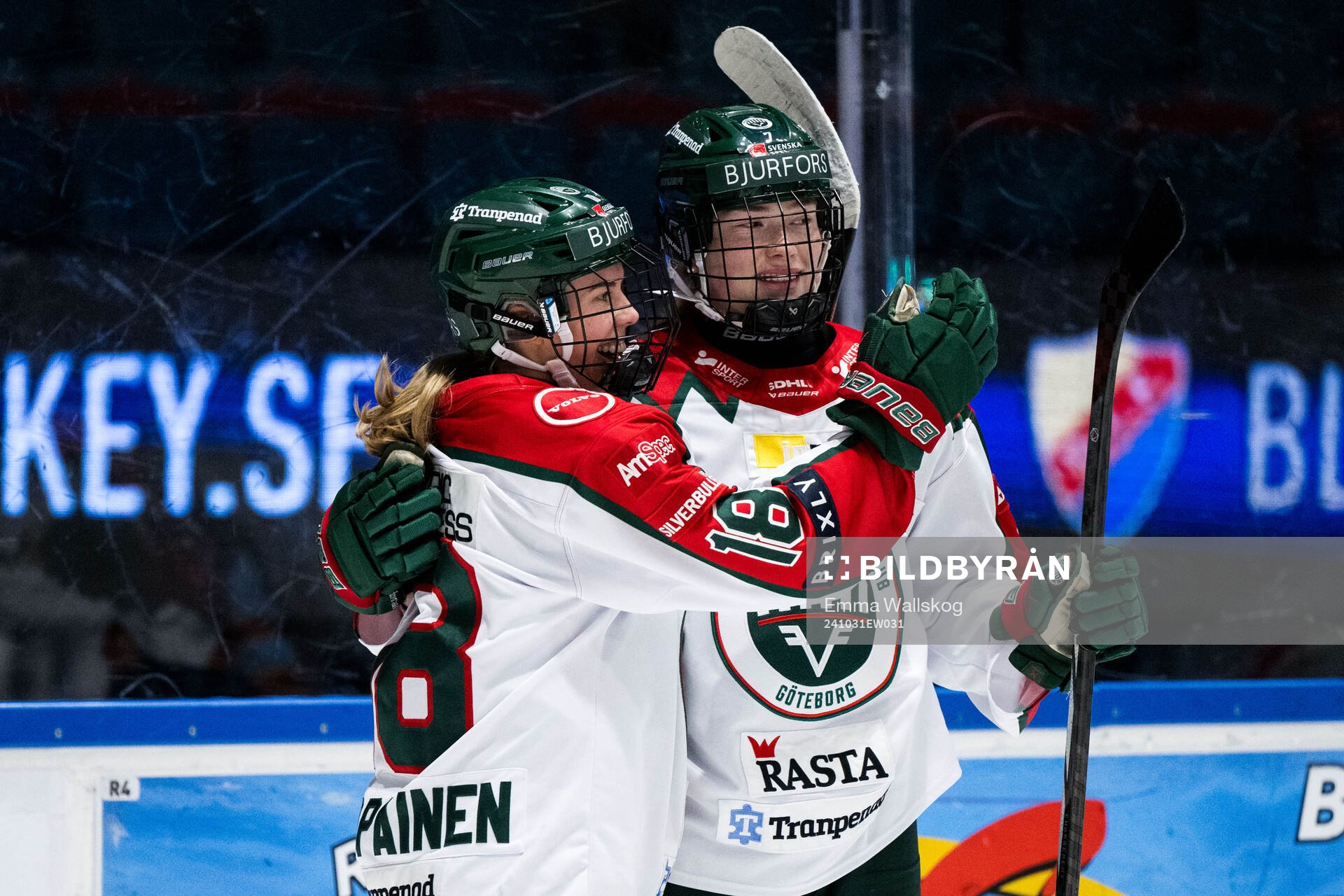 Frölundas Elisa Holopainen och Sanni Rantala jublar