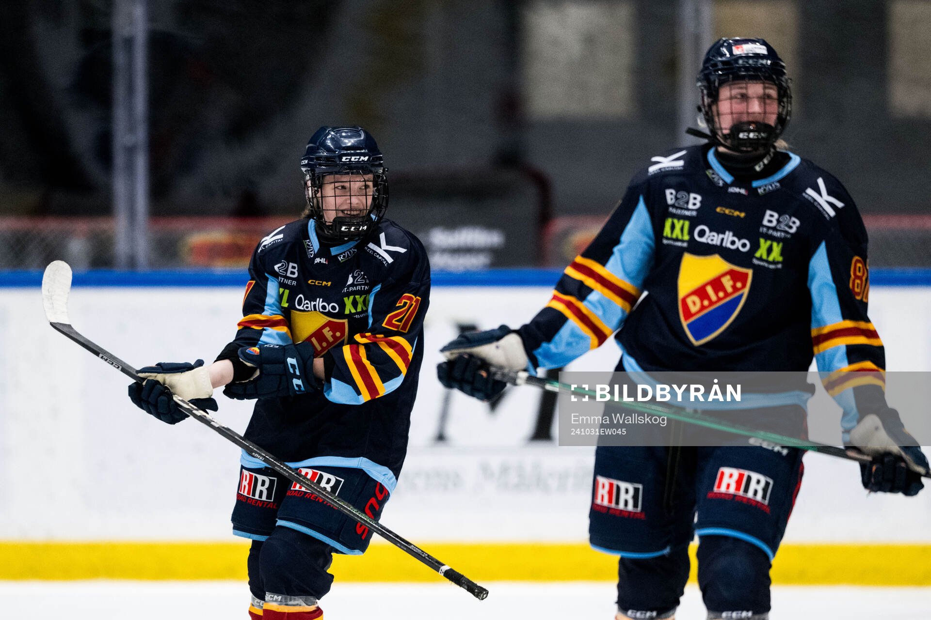 Djurgårdens Wilma Georgny och Isabelle Leijonhielm jublar