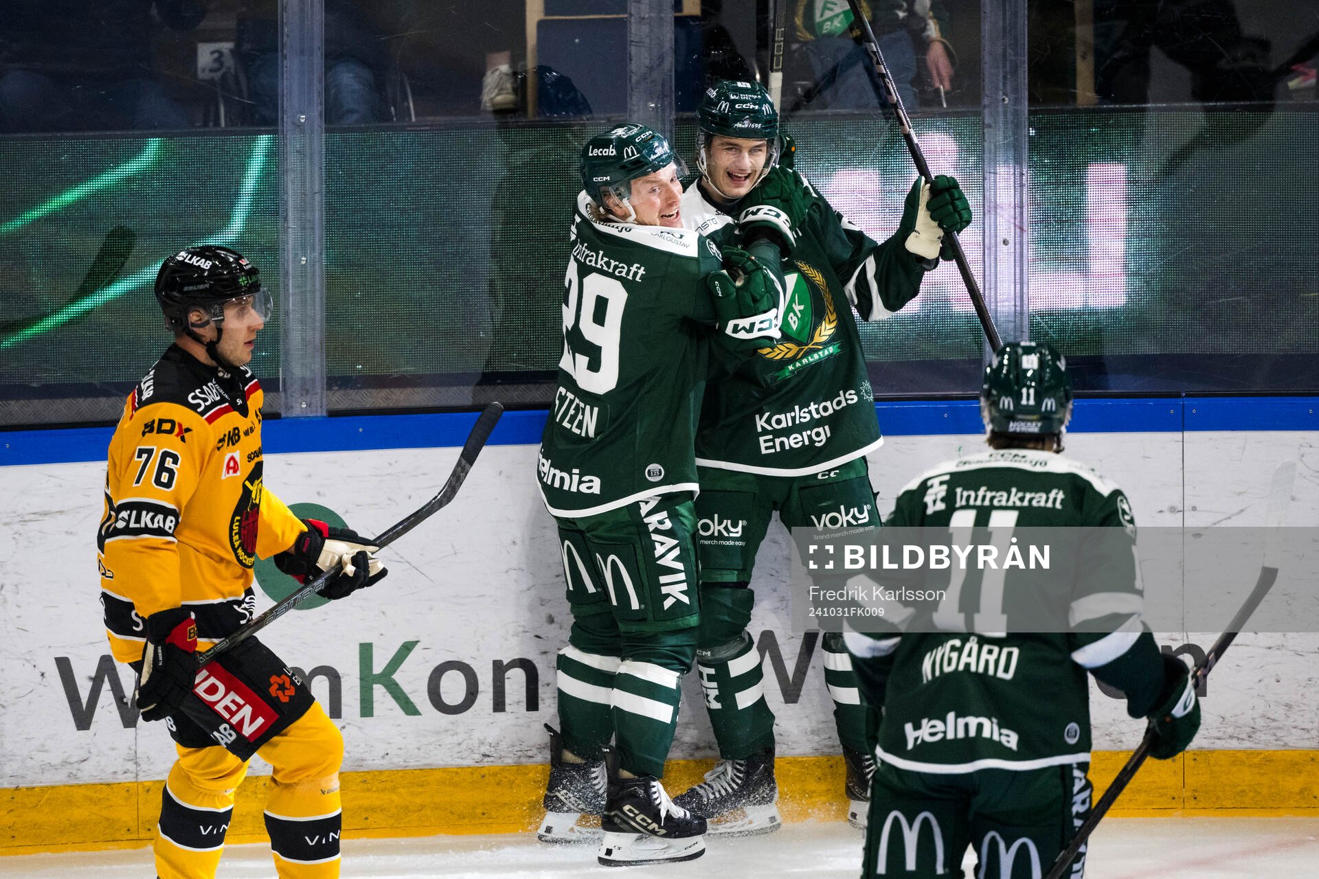 Färjestads Oskar Steen ochLucas Forsell jublar