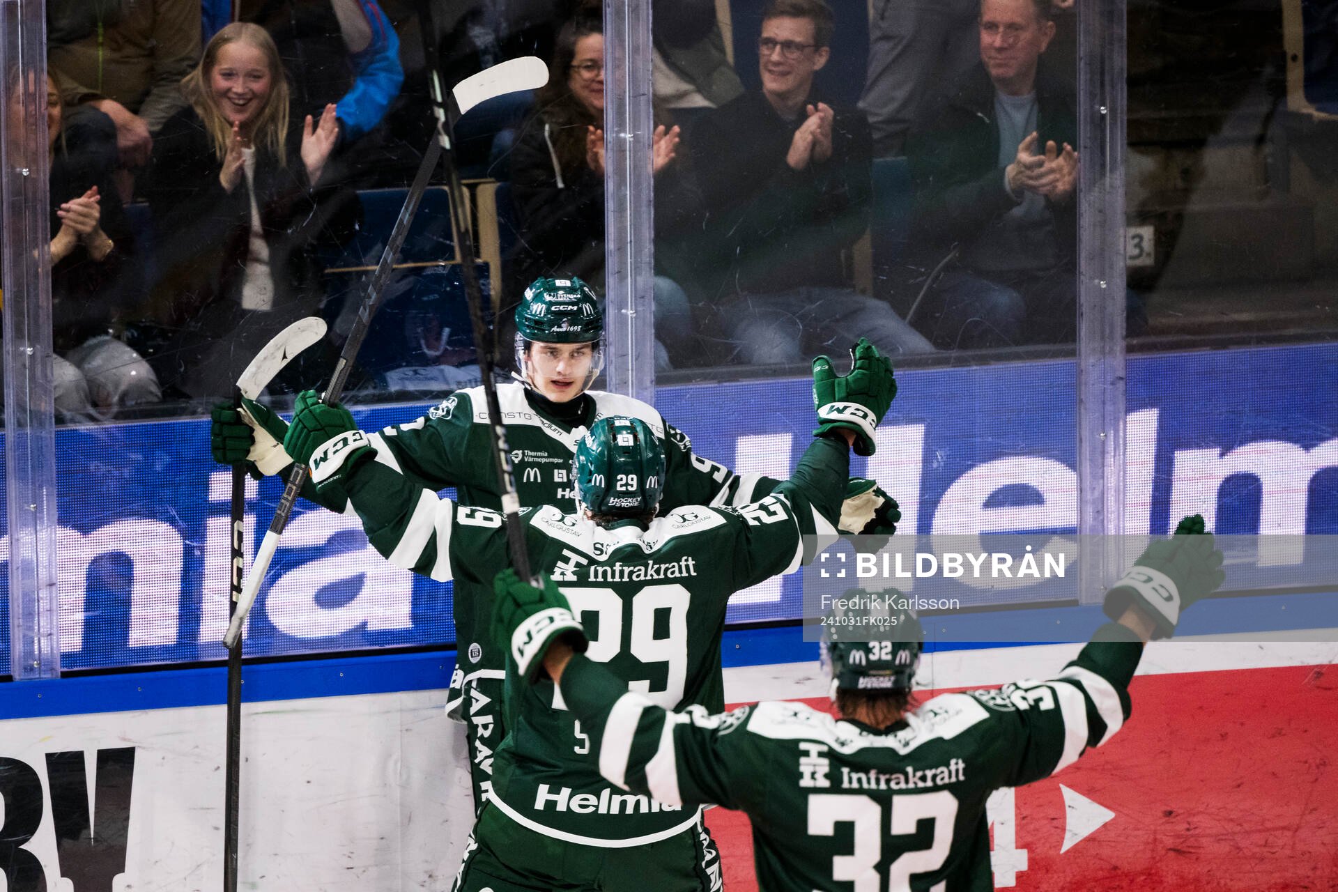 Färjestads Lucas Forsell jublar