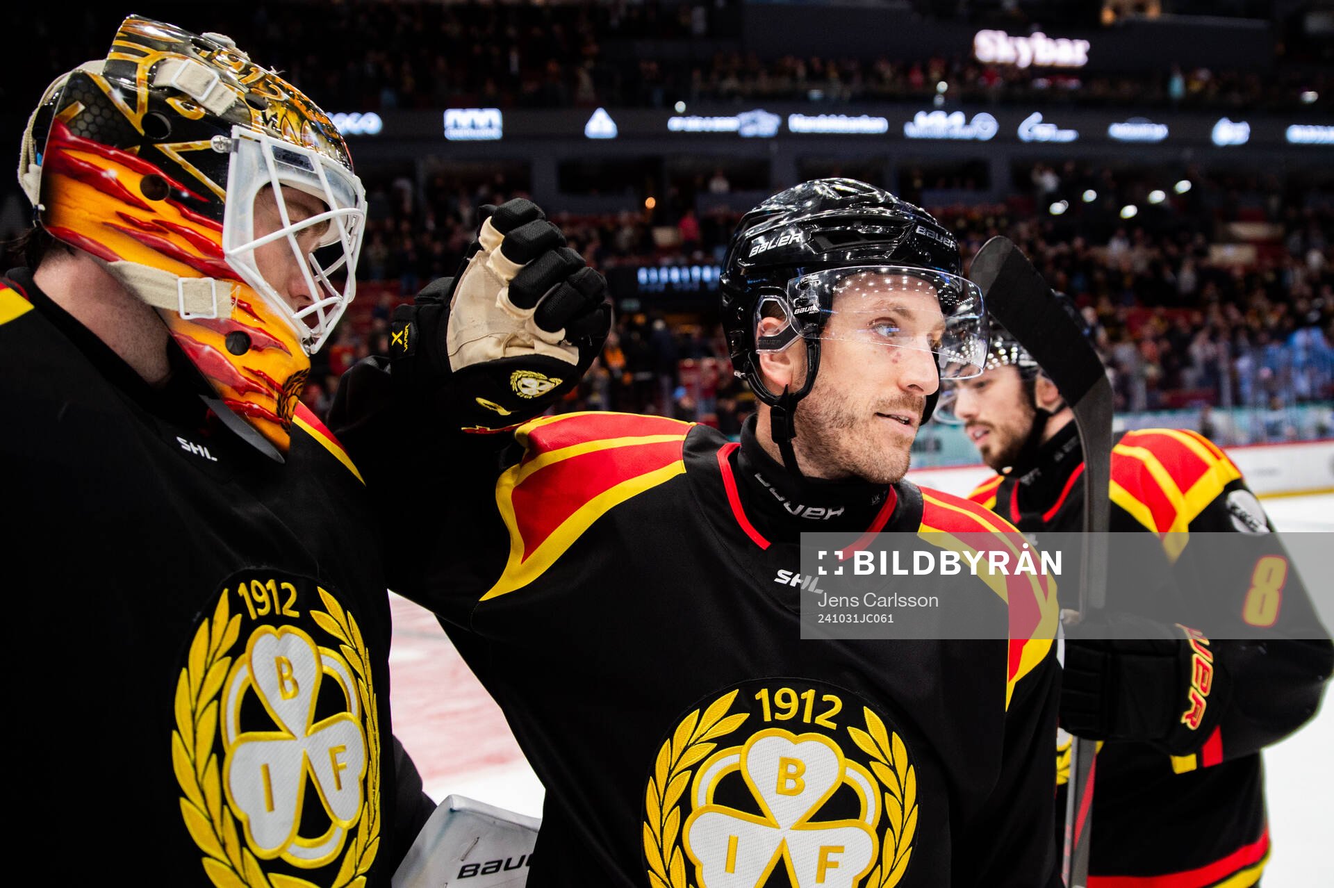 Brynäs målvakt Erik Källgren och Jordan Schroeder jublar