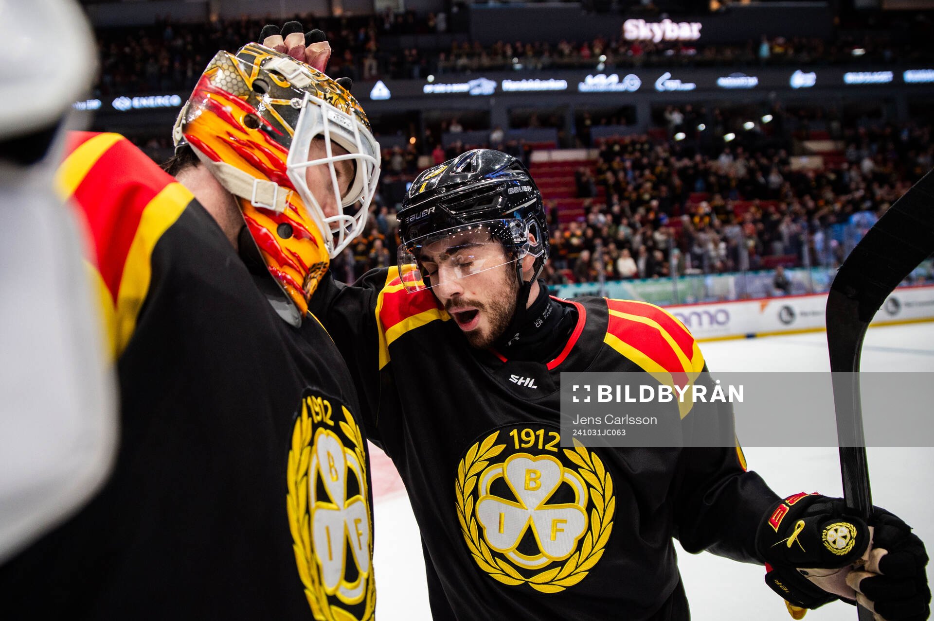 Brynäs målvakt Erik Källgren och Bobby Trivigno jublar