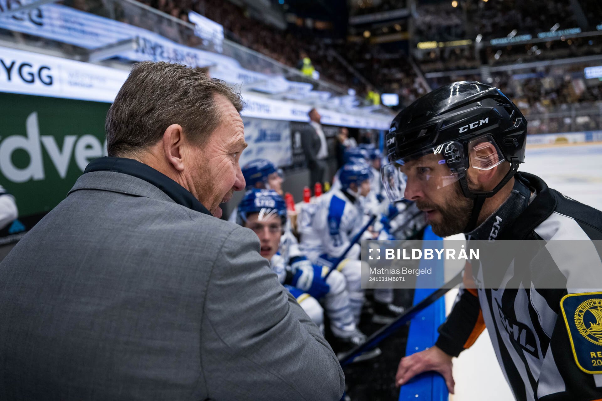 Leksands tränare Charles Berglund i diskussion med domare