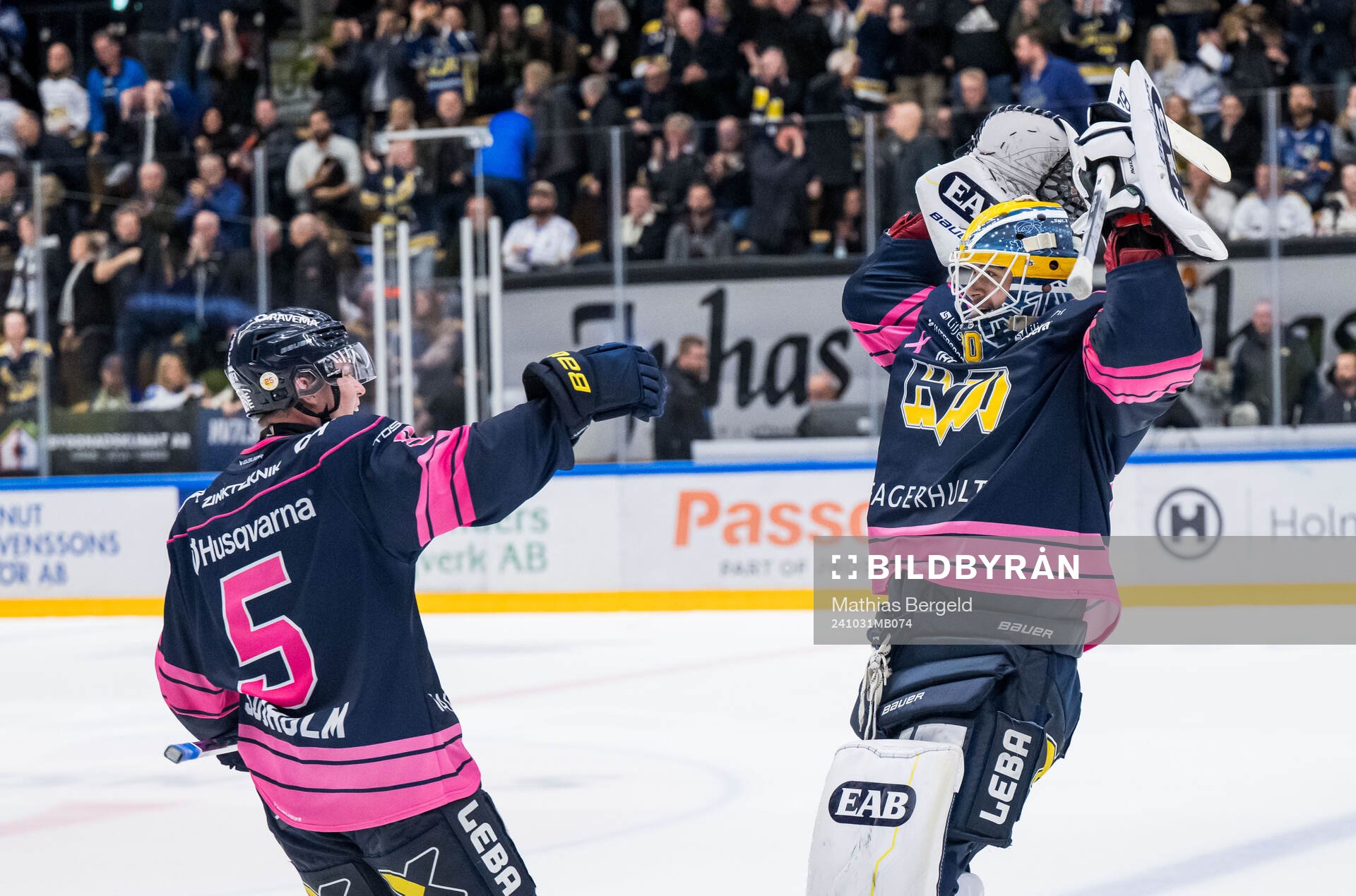 HV71s Victor Sjöholm och målvakt Frederik Dichow