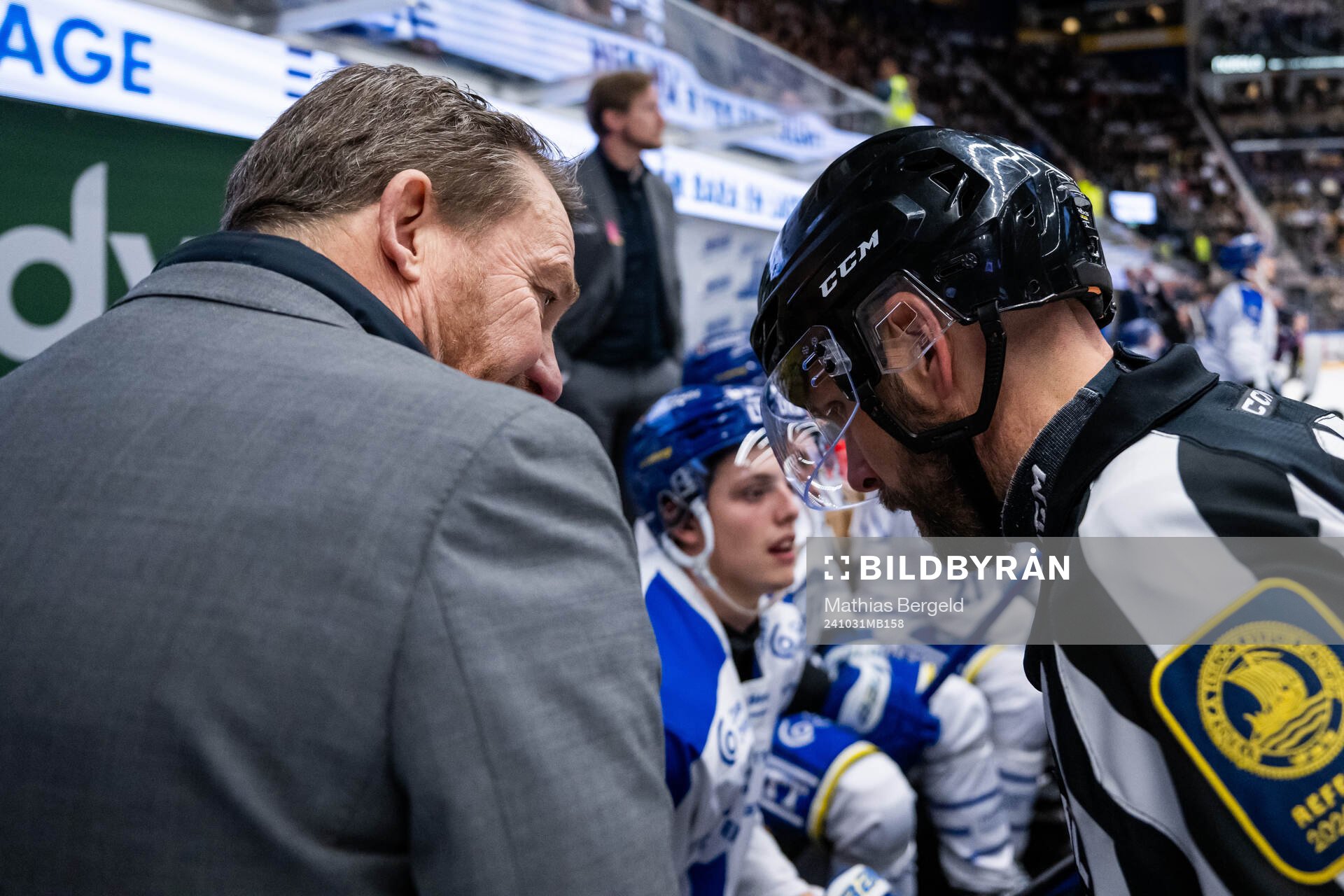 Leksands tränare Charles Berglund i diskussion med domare