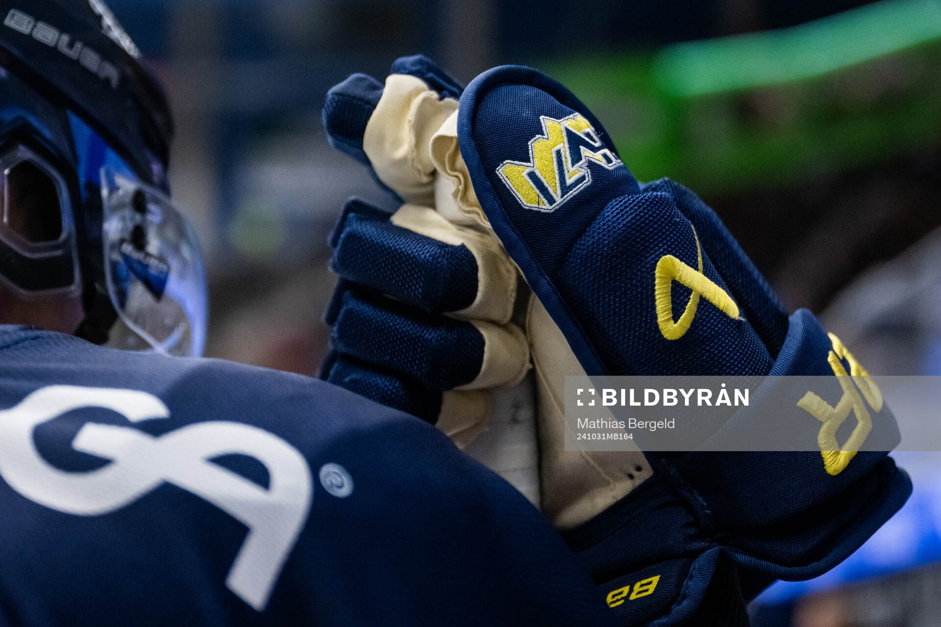 En handske på en HV71-spelare