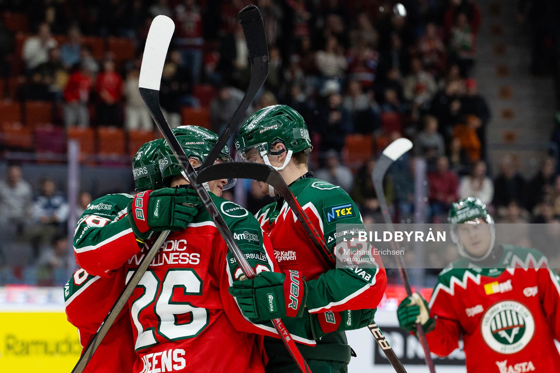 Frölundas Isac Heens jublar med lagkamrater