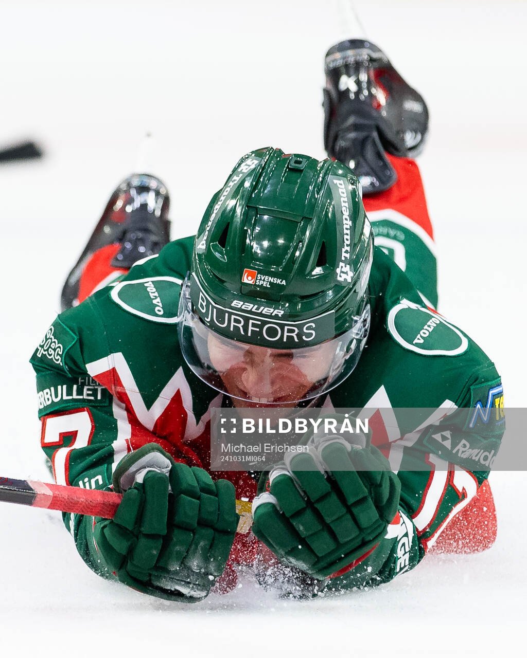Frölundas Isac Born jublar framför klacken