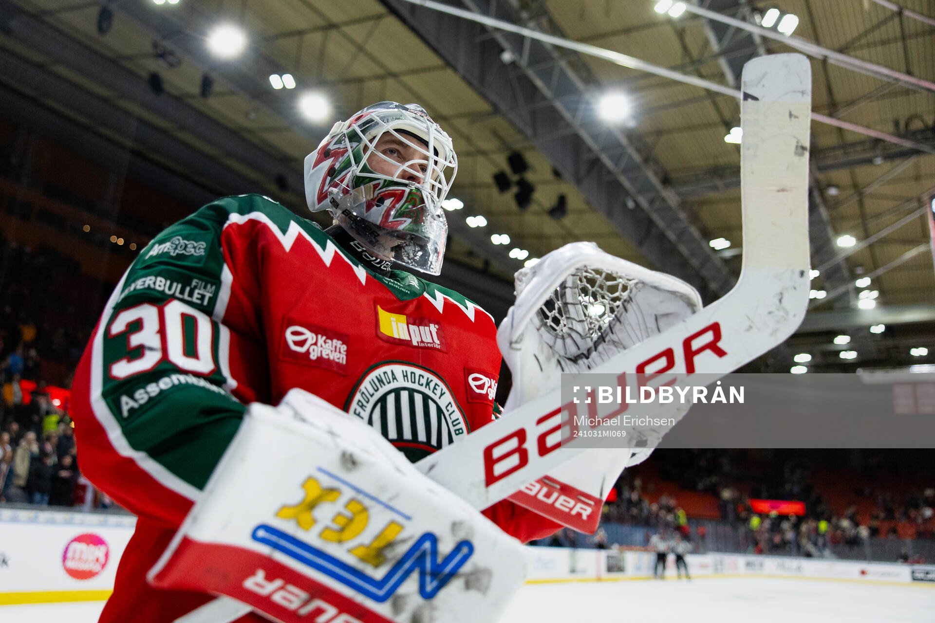 Frölundas målvakt Tobias Normann tackar publiken