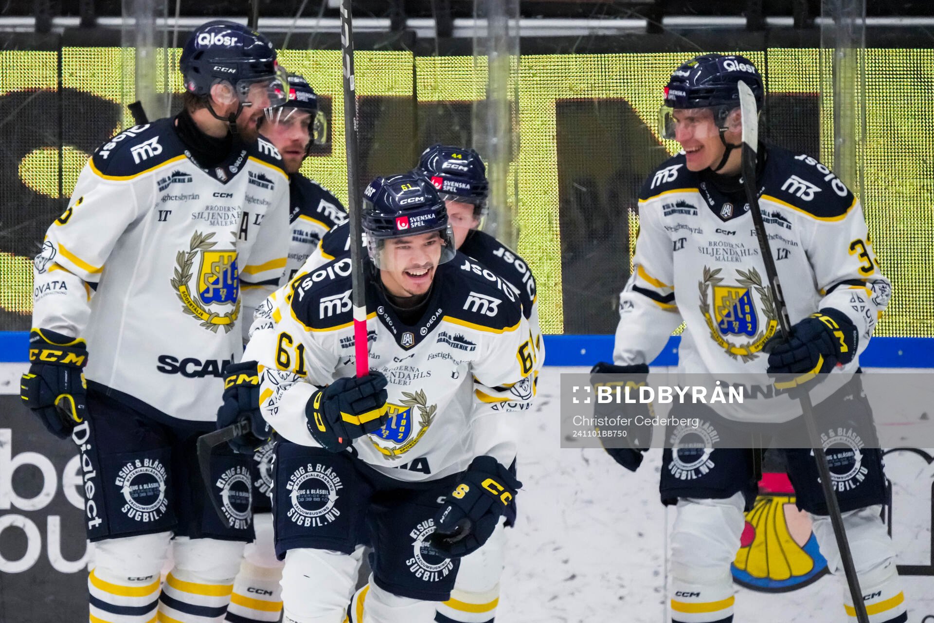Södertäljes Miikka Pitkänen jublar