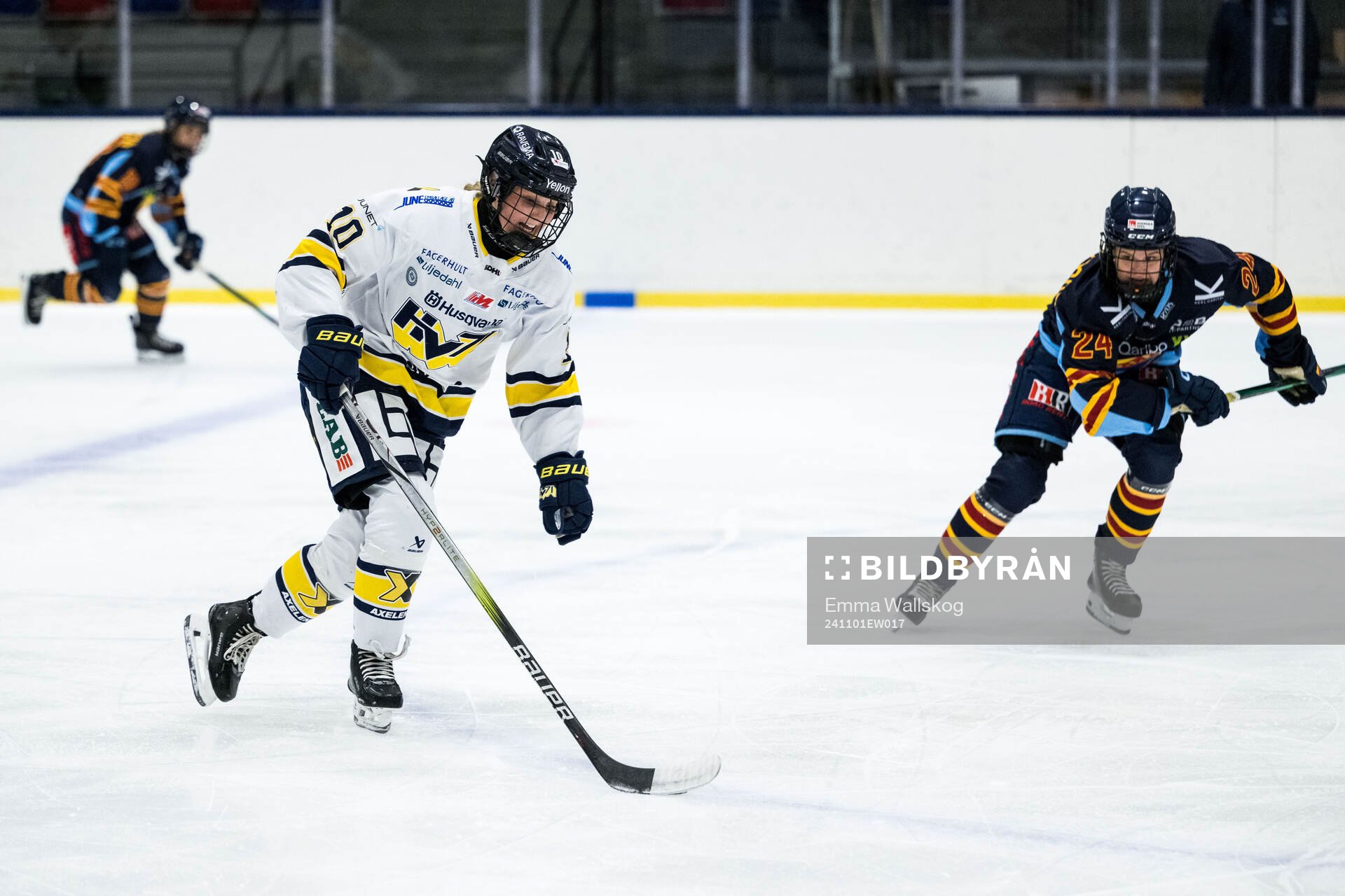 HV71s Tea Løkke Nyberg och Djurgårdens Linnea Adelbertson
