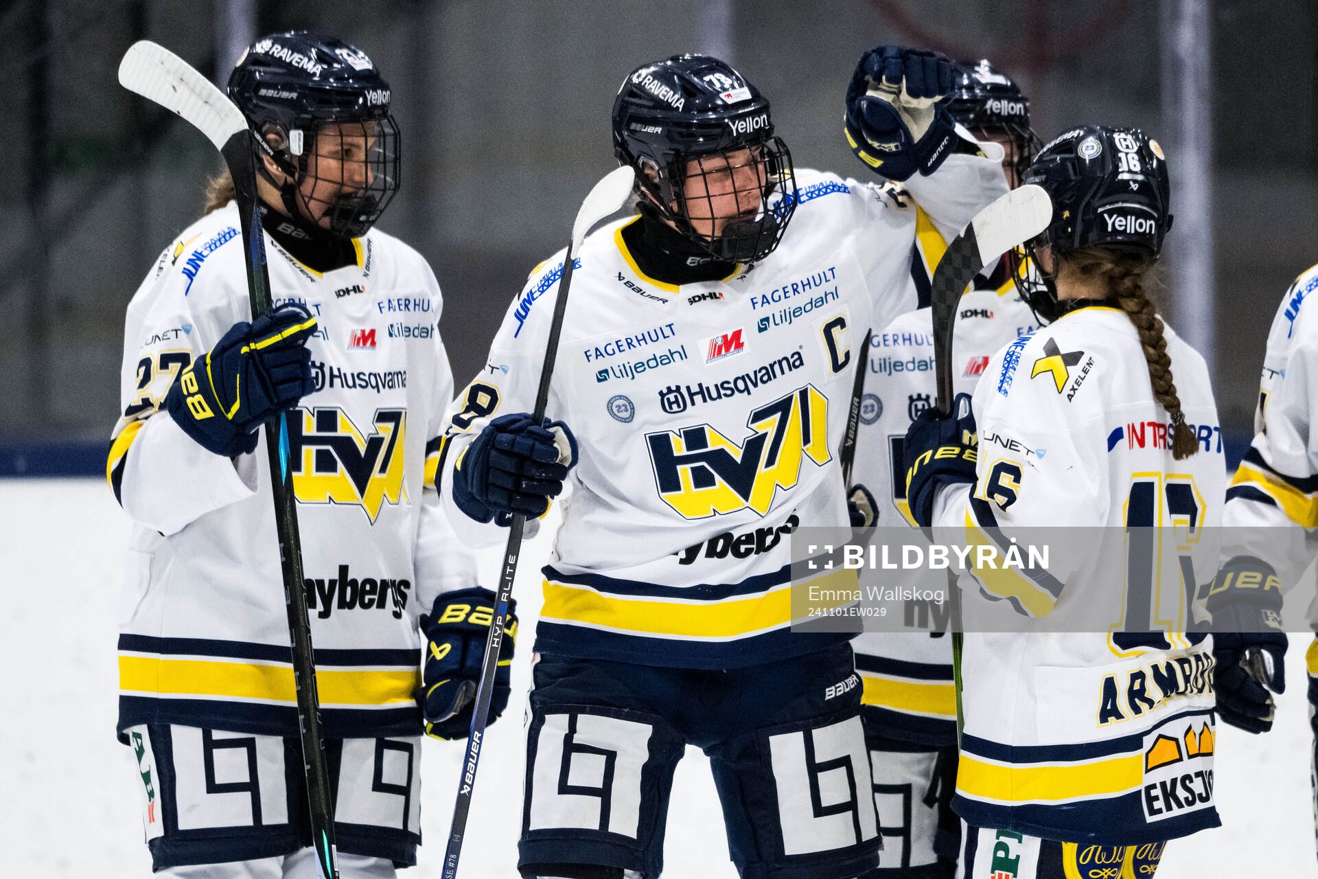 HV71s Teghan Inglis, Elin Svensson och Kajsa Armborg jublar