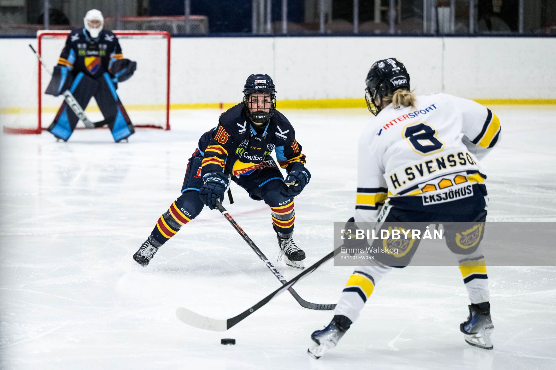 Djurgårdens Madeline Posick och HV71s Hilda Svensson