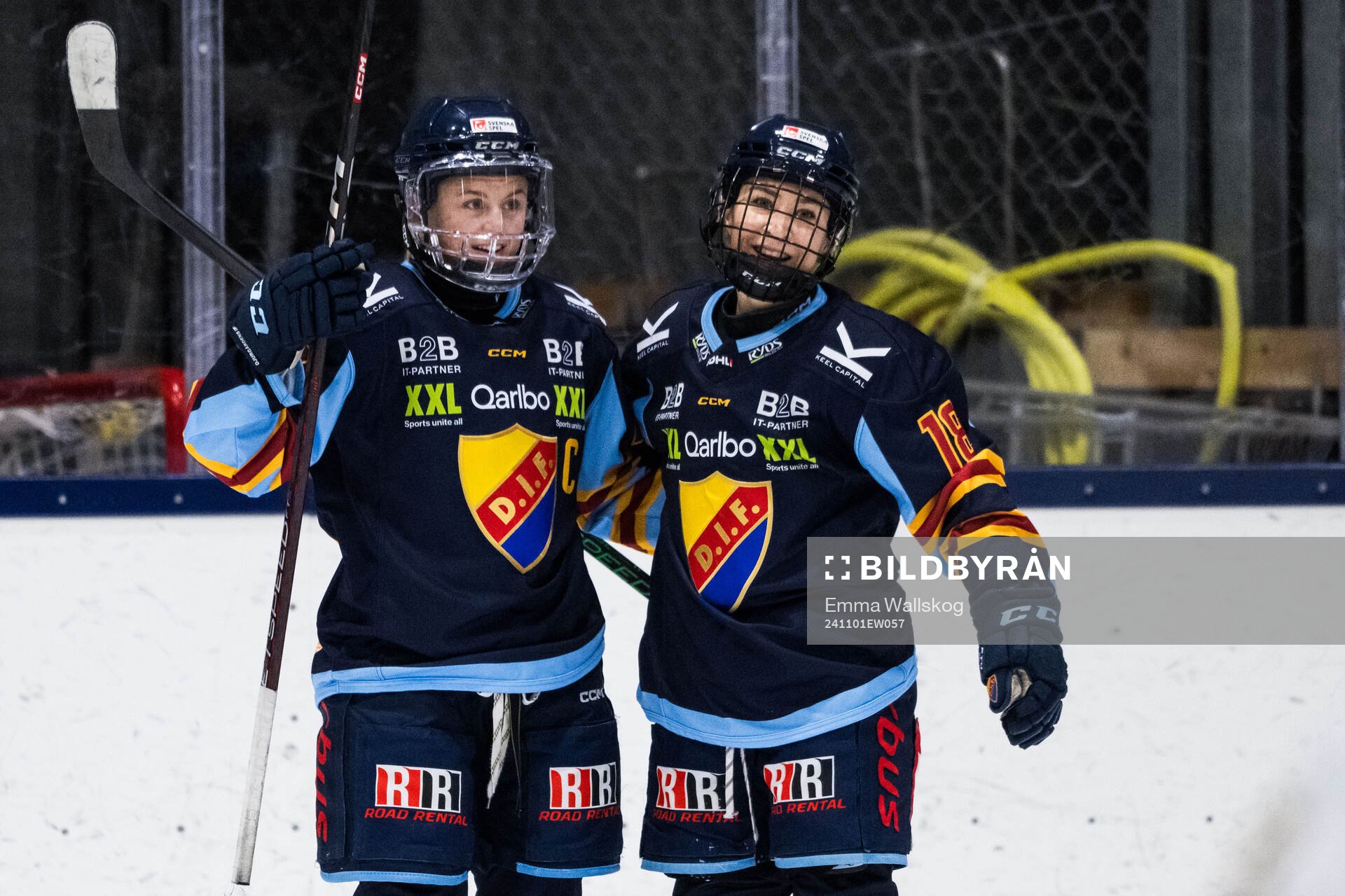 Djurgårdens Brette Pettet och Alice Östensson jublar