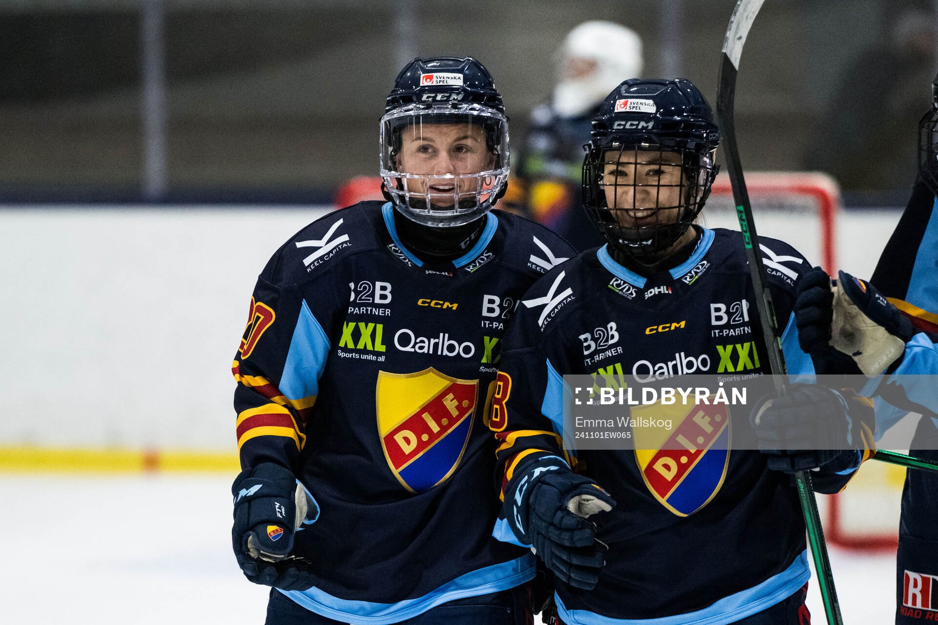 Djurgårdens Brette Pettet och Alice Östensson jublar