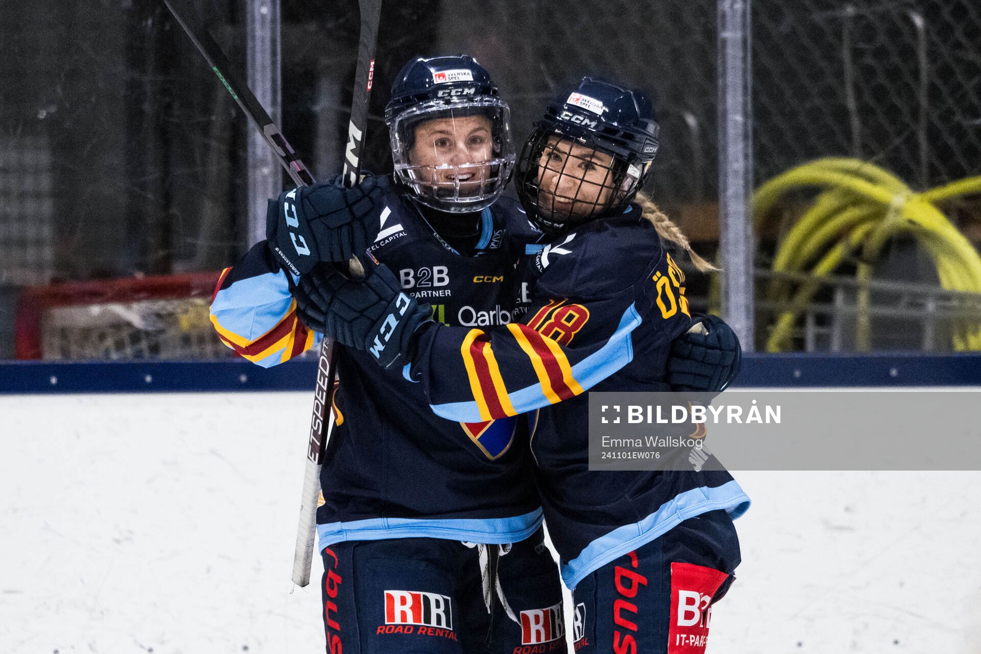 Djurgårdens Brette Pettet och Alice Östensson jublar