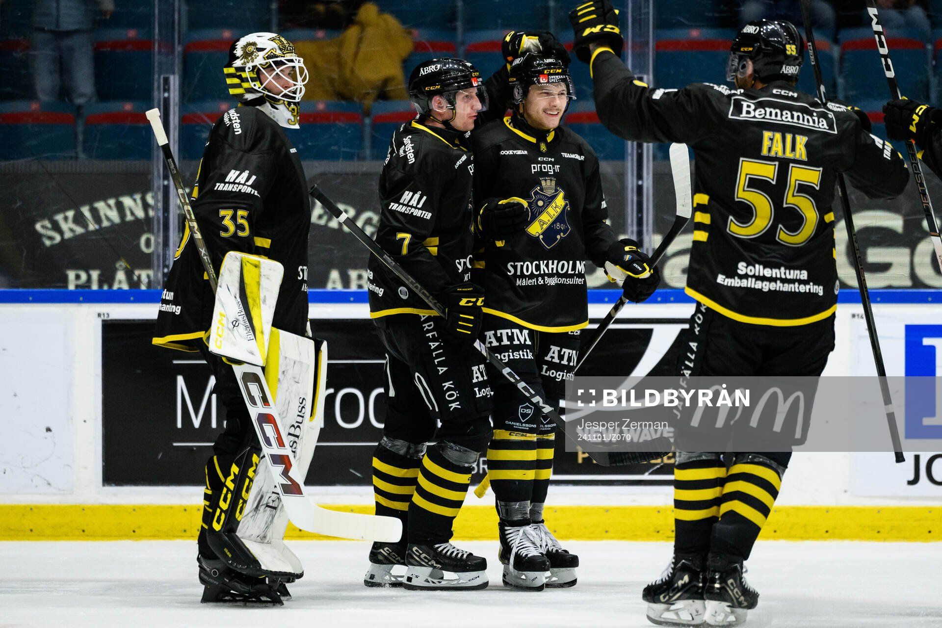 AIKs Lukas Zetterberg jublar med lagkamrater