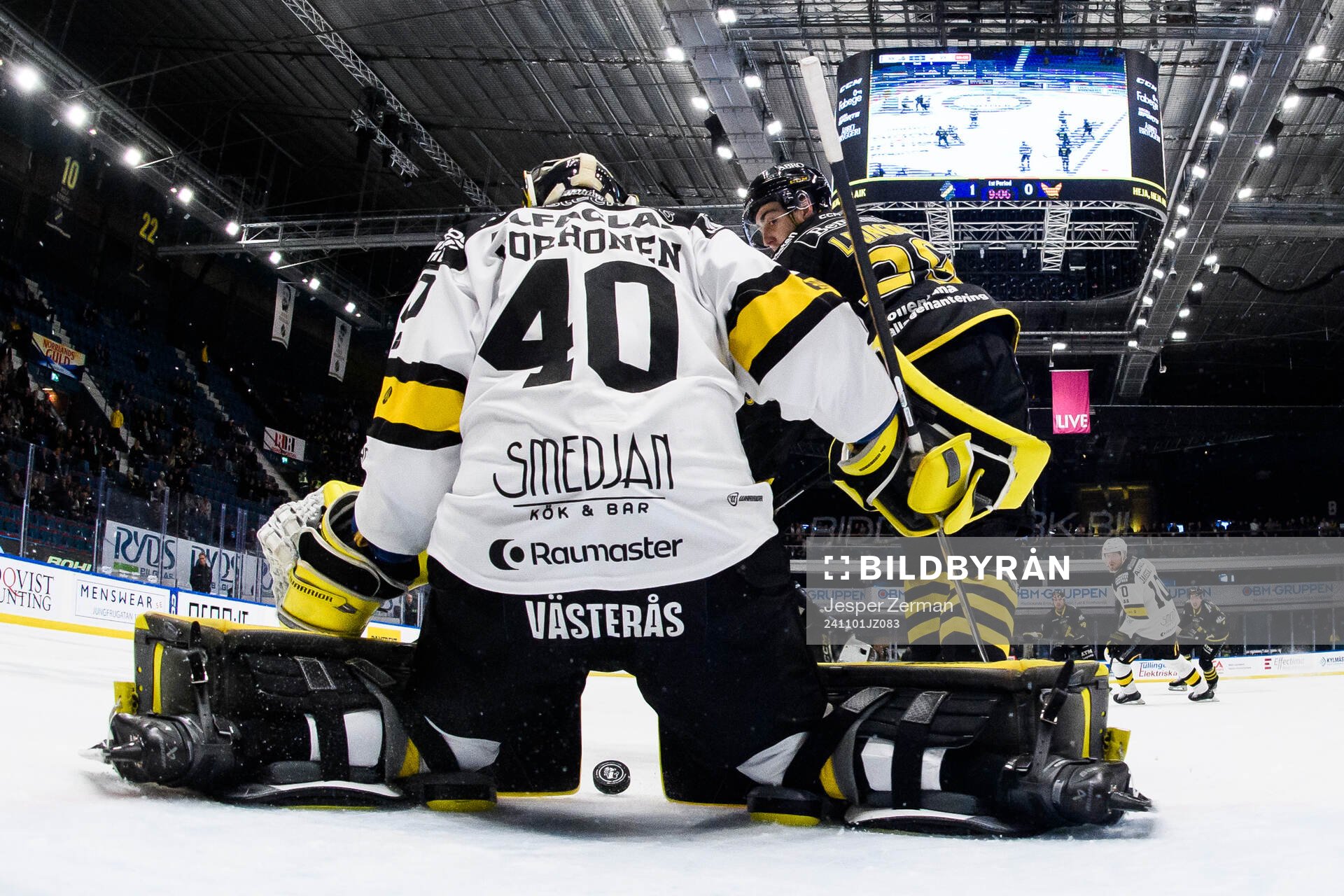 Västerås målvakt Rasmus Korhonen och AIKs Daniel Ljungman