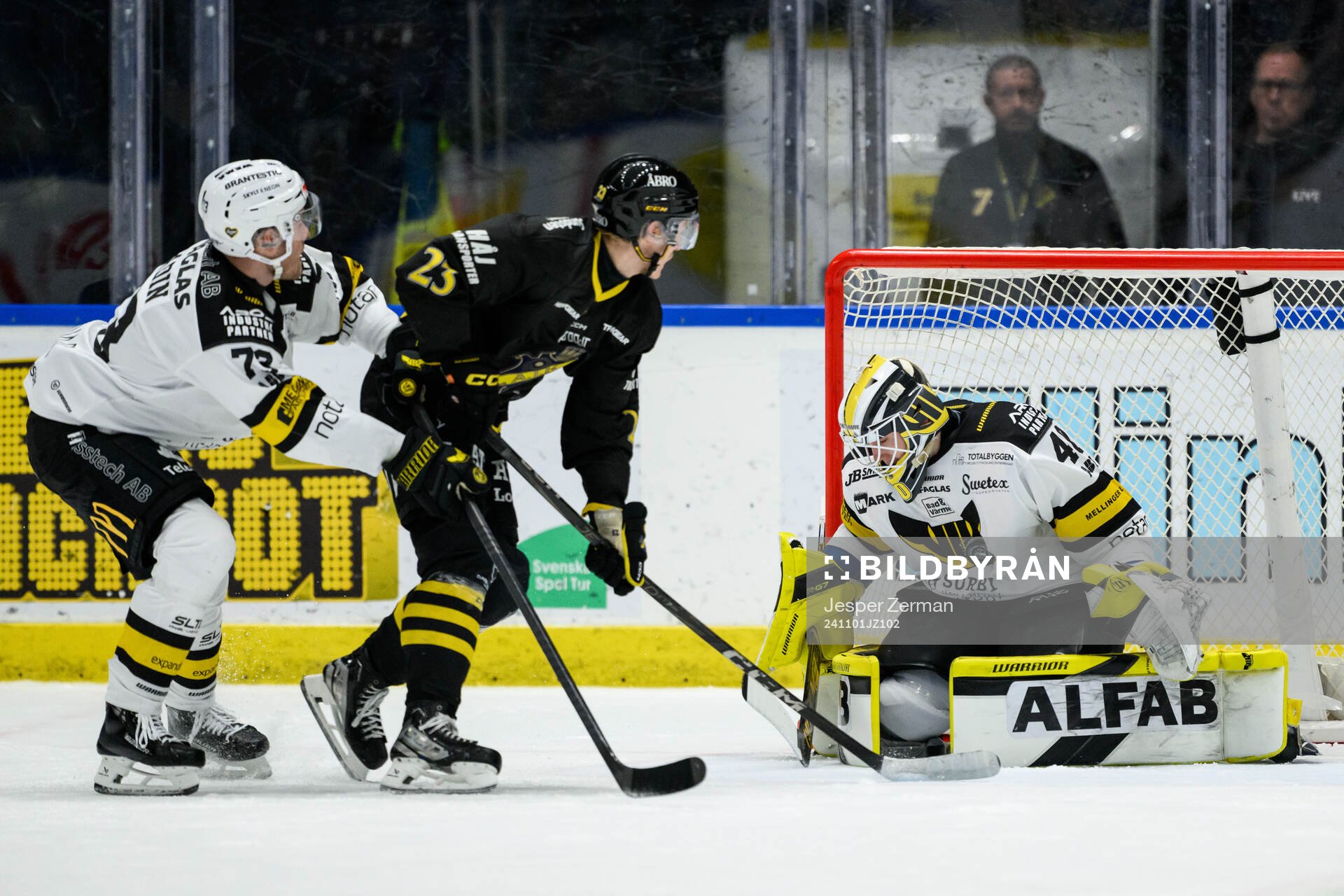 Västerås Anton Gradin och målvakt Rasmus Korhonen mot