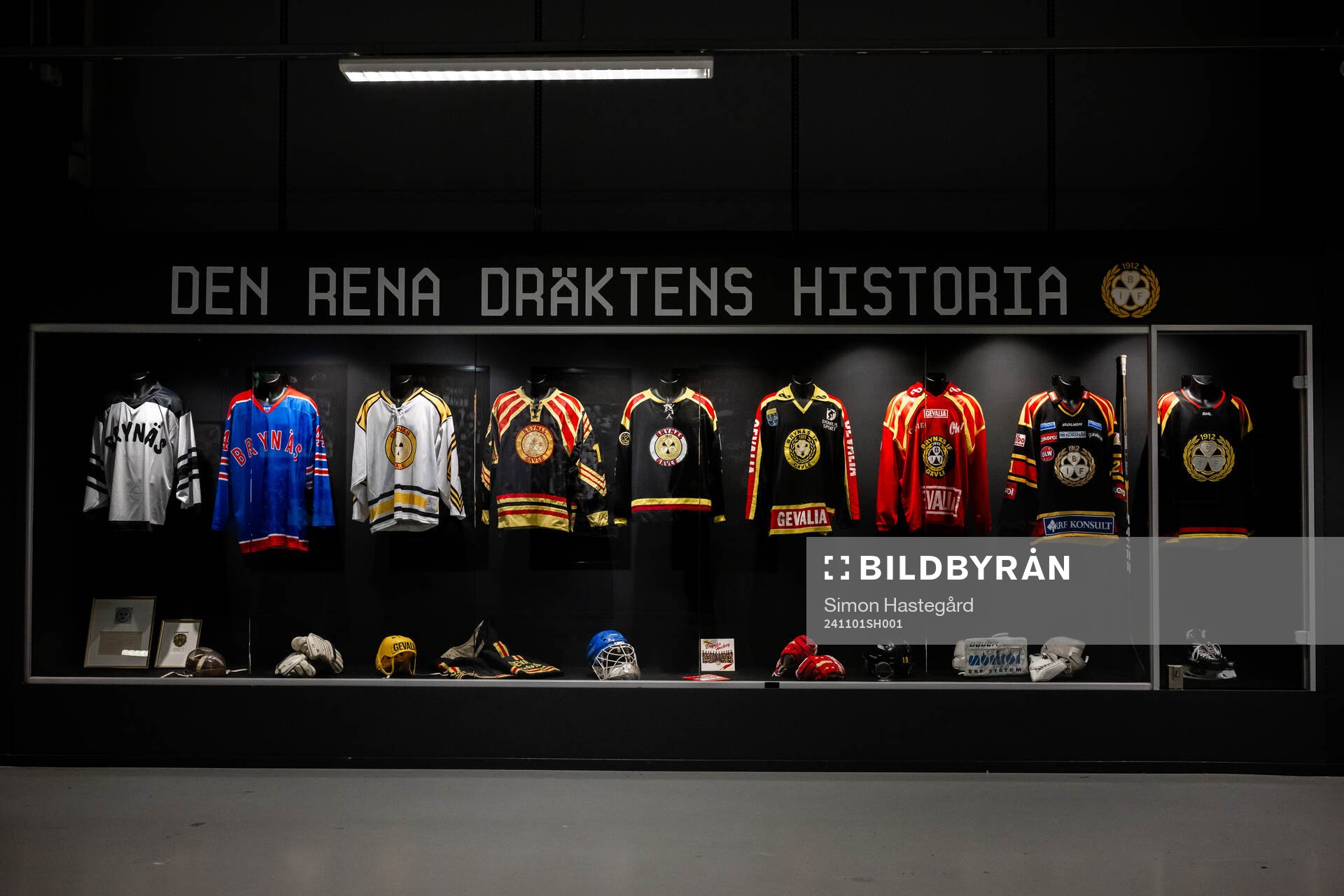 Brynäs historiska matchtröjor i en monter