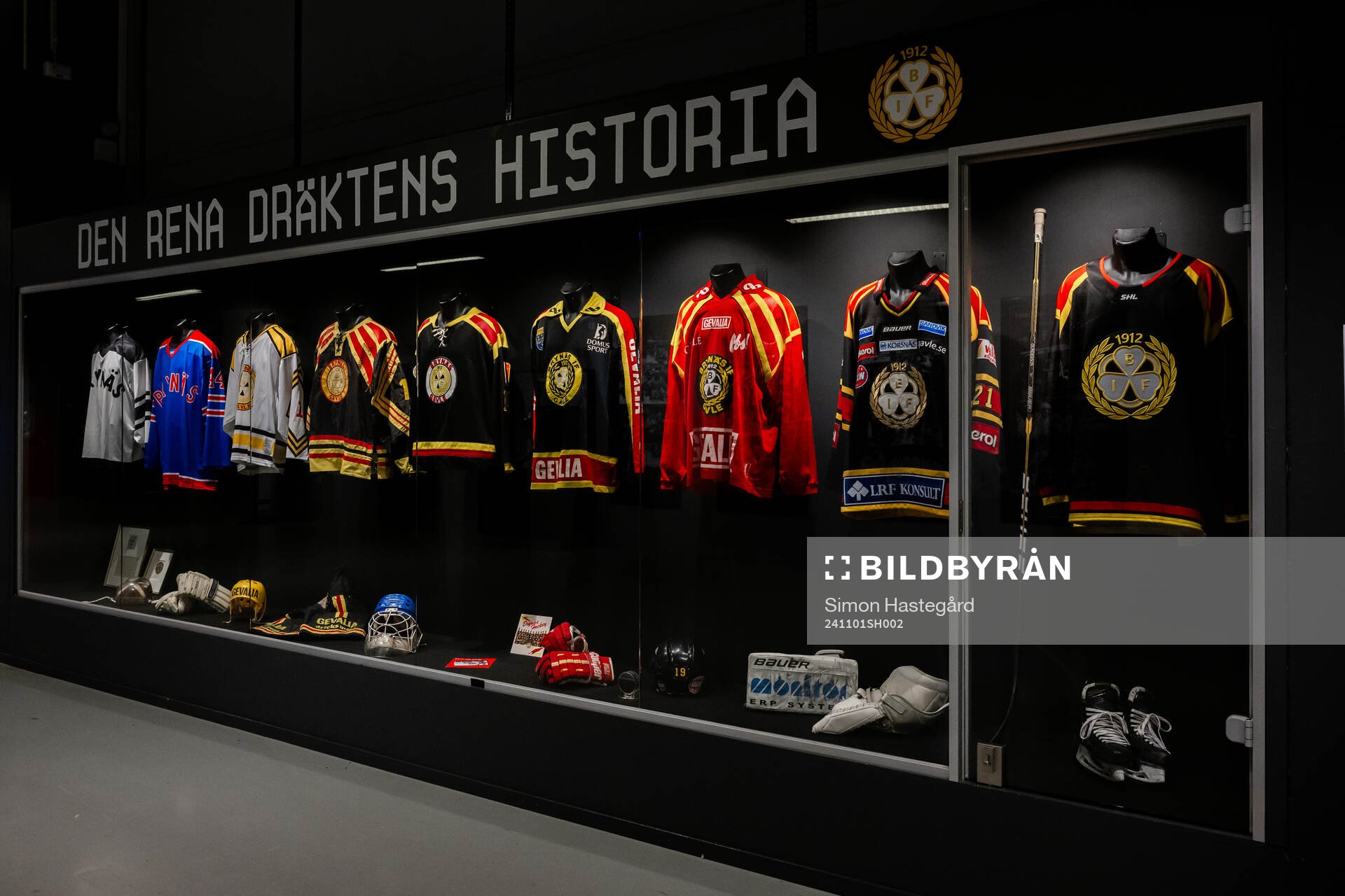 Brynäs historiska matchtröjor i en monter
