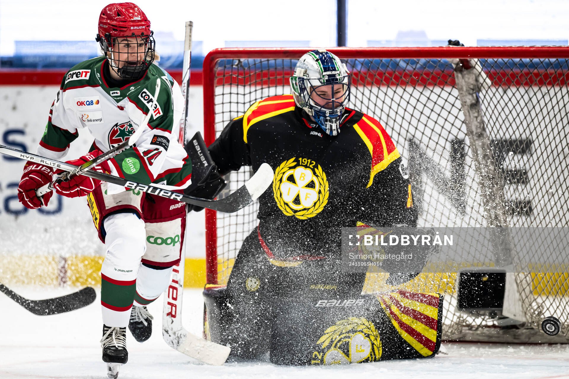 Modos Wilma Sundin och Brynäs målvakt Ena Nystrøm