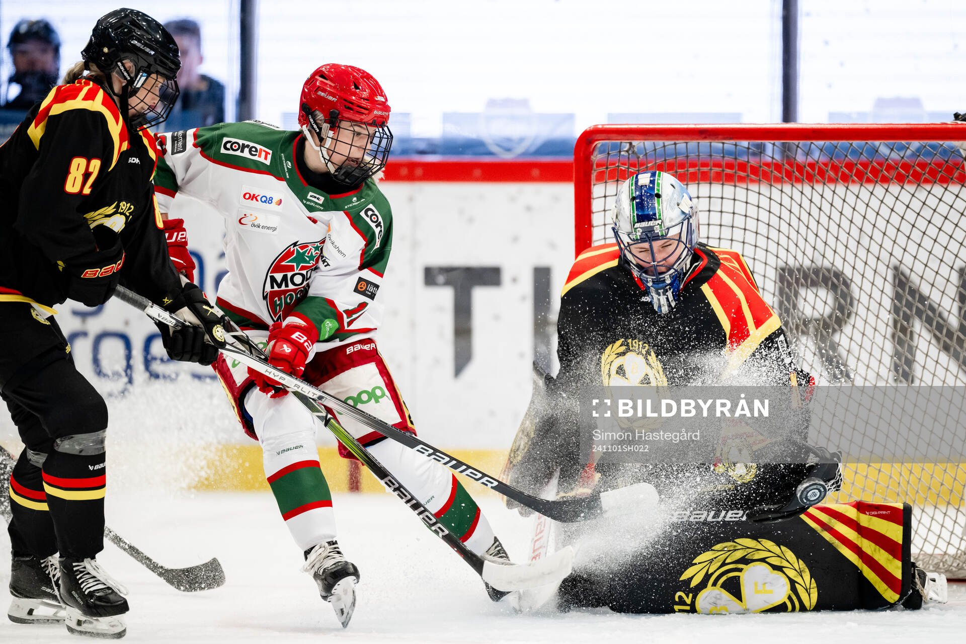 Modos Wilma Sundin och Brynäs målvakt Ena Nystrøm