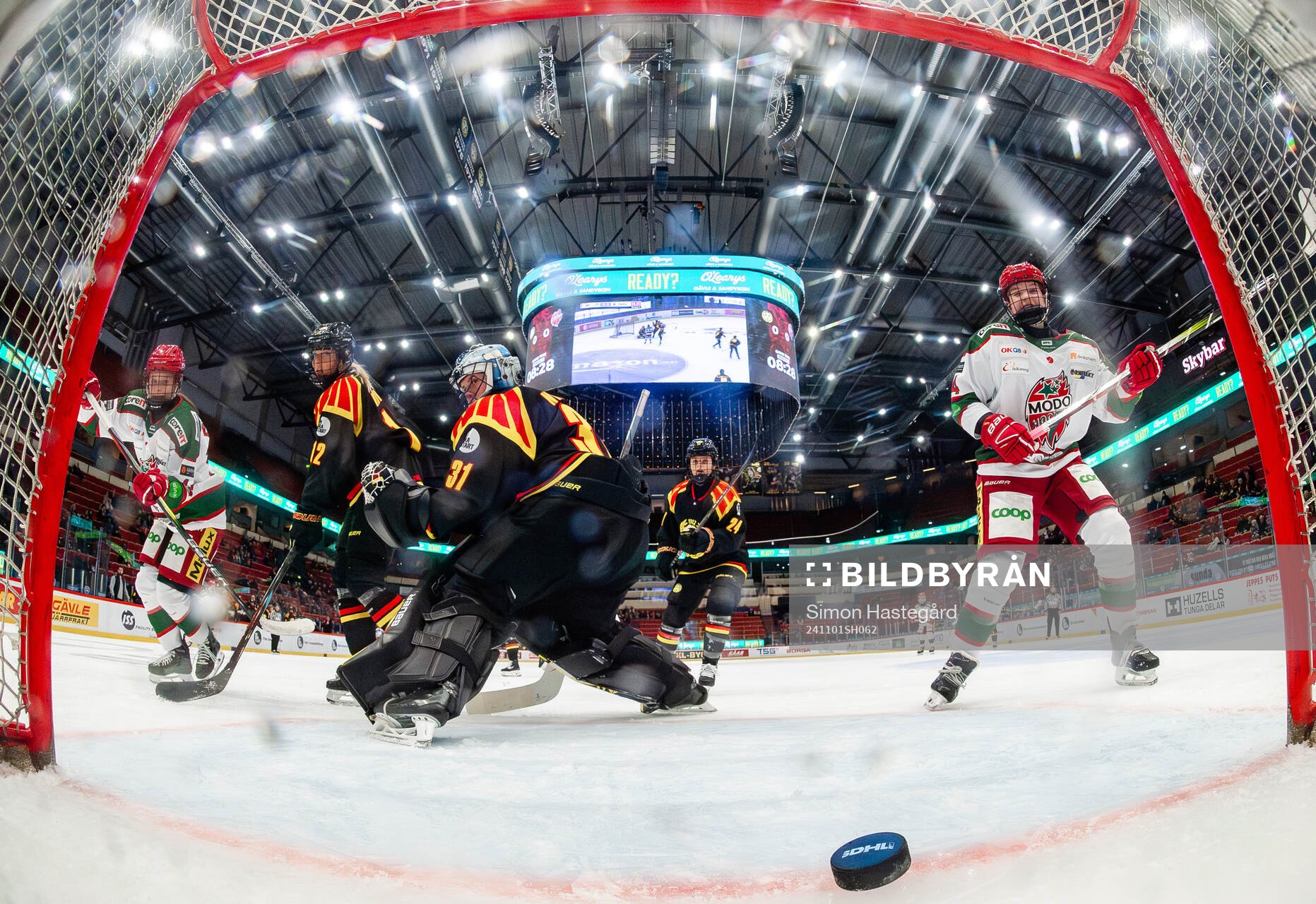 Modos Lovisa Engström gör 0-1 bakom Brynäs målvakt Ena