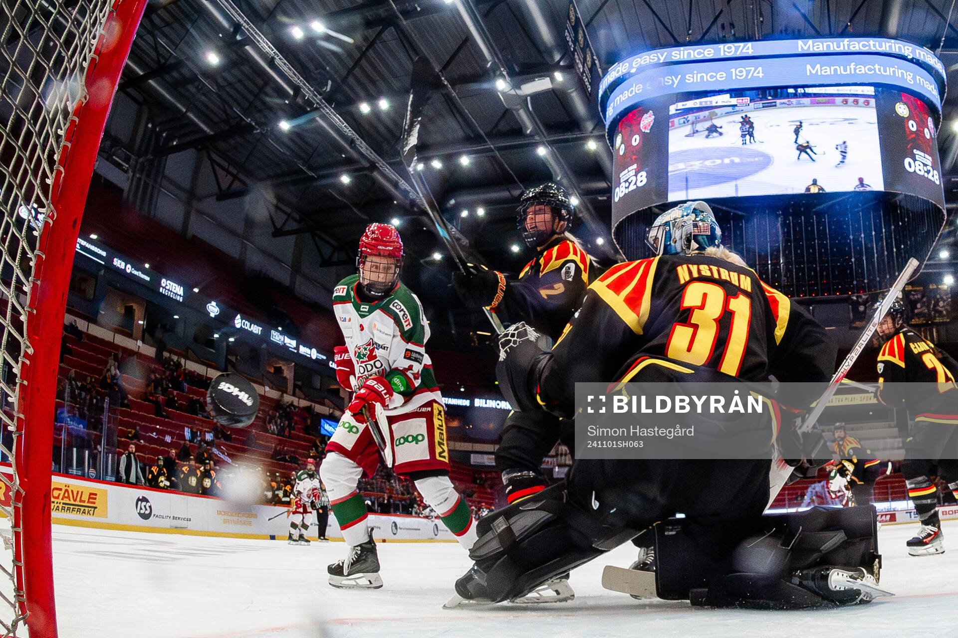 Modos Lovisa Engström gör 0-1 bakom Brynäs målvakt Ena