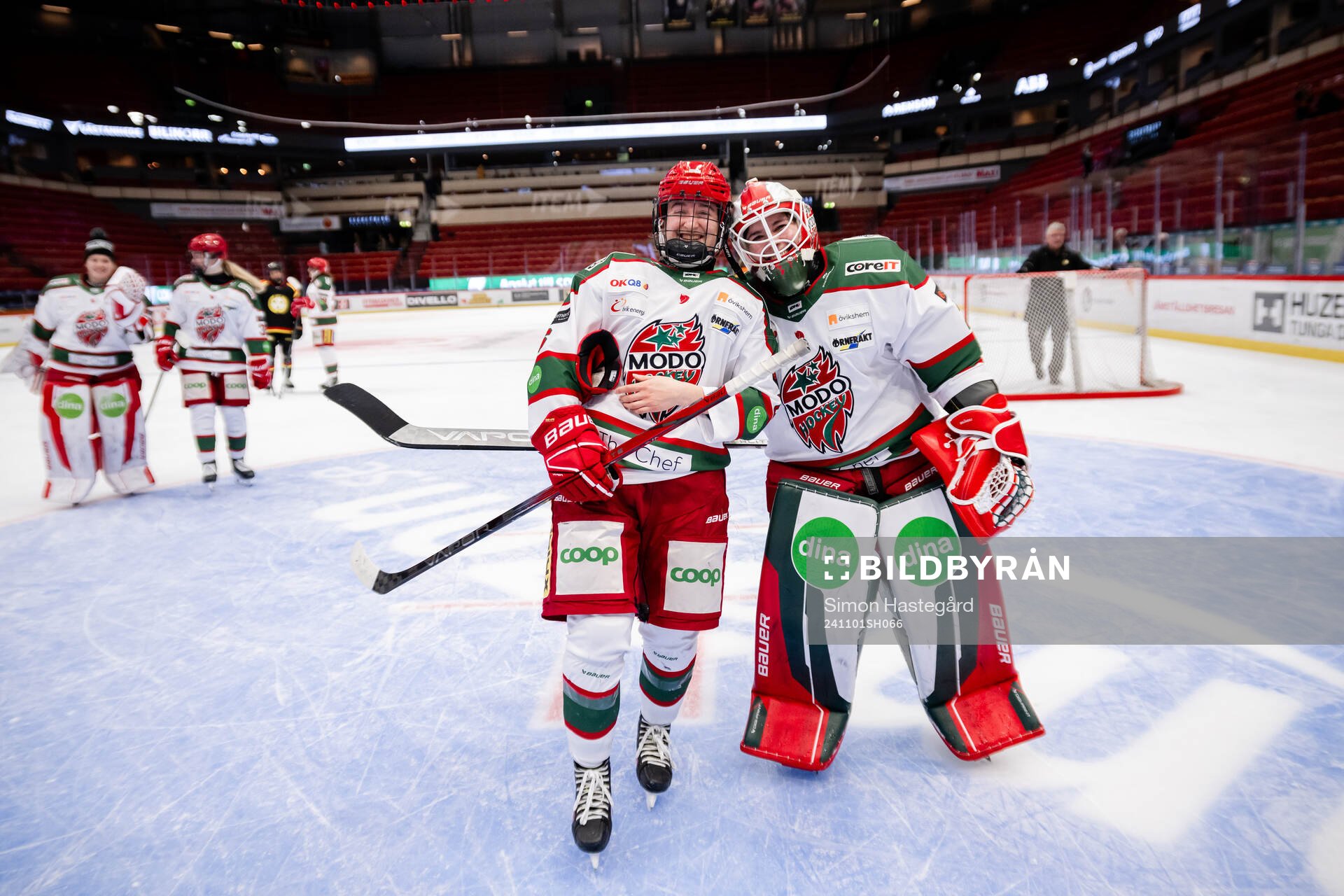 Modos Emma Seitz och målvakt Andrea Brändli jublar