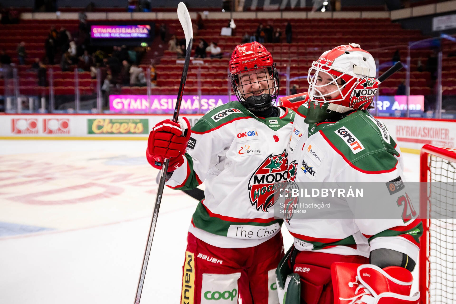 Modos Emma Seitz och målvakt Andrea Brändli jublar