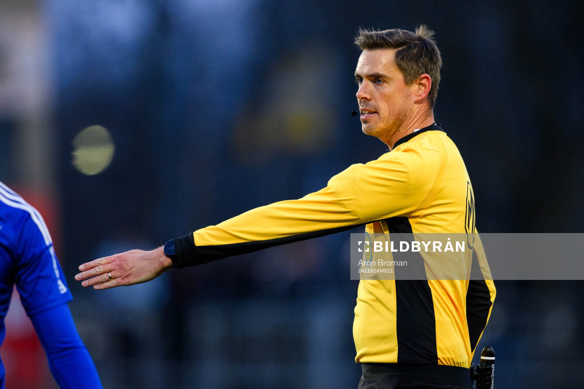 Domare Magnus Lindgren under fotbollsmatchen i Superettan mellan Sandvikens IF och GIF Sundsvall den 2 november 2024 i Sandviken. 