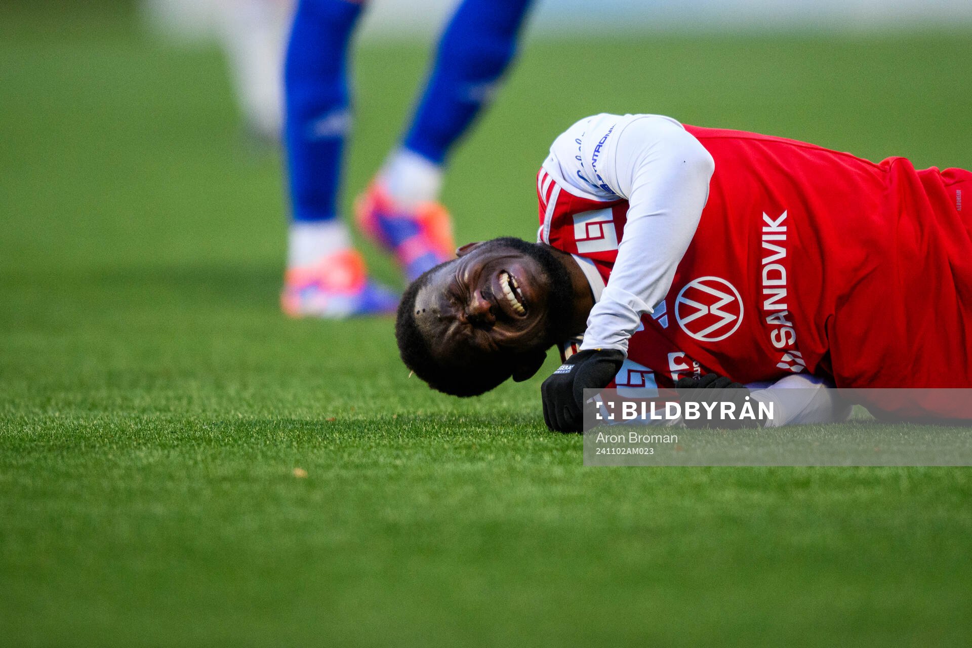 Sandvikens IFs Mohammed Sadat Abubakari har ont under fotbollsmatchen i Superettan mellan Sandvikens IF och GIF Sundsvall den 2 november 2024 i Sandviken.