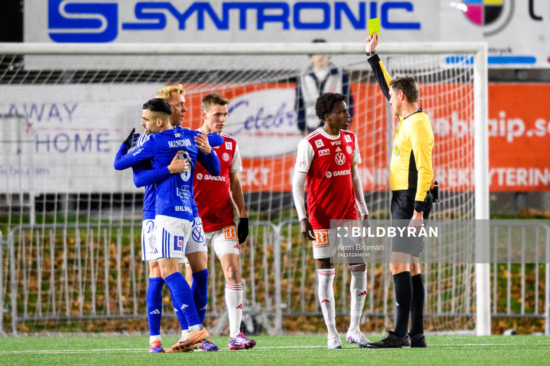 Sandvikens IFs Calvin Kabuye får gult kort